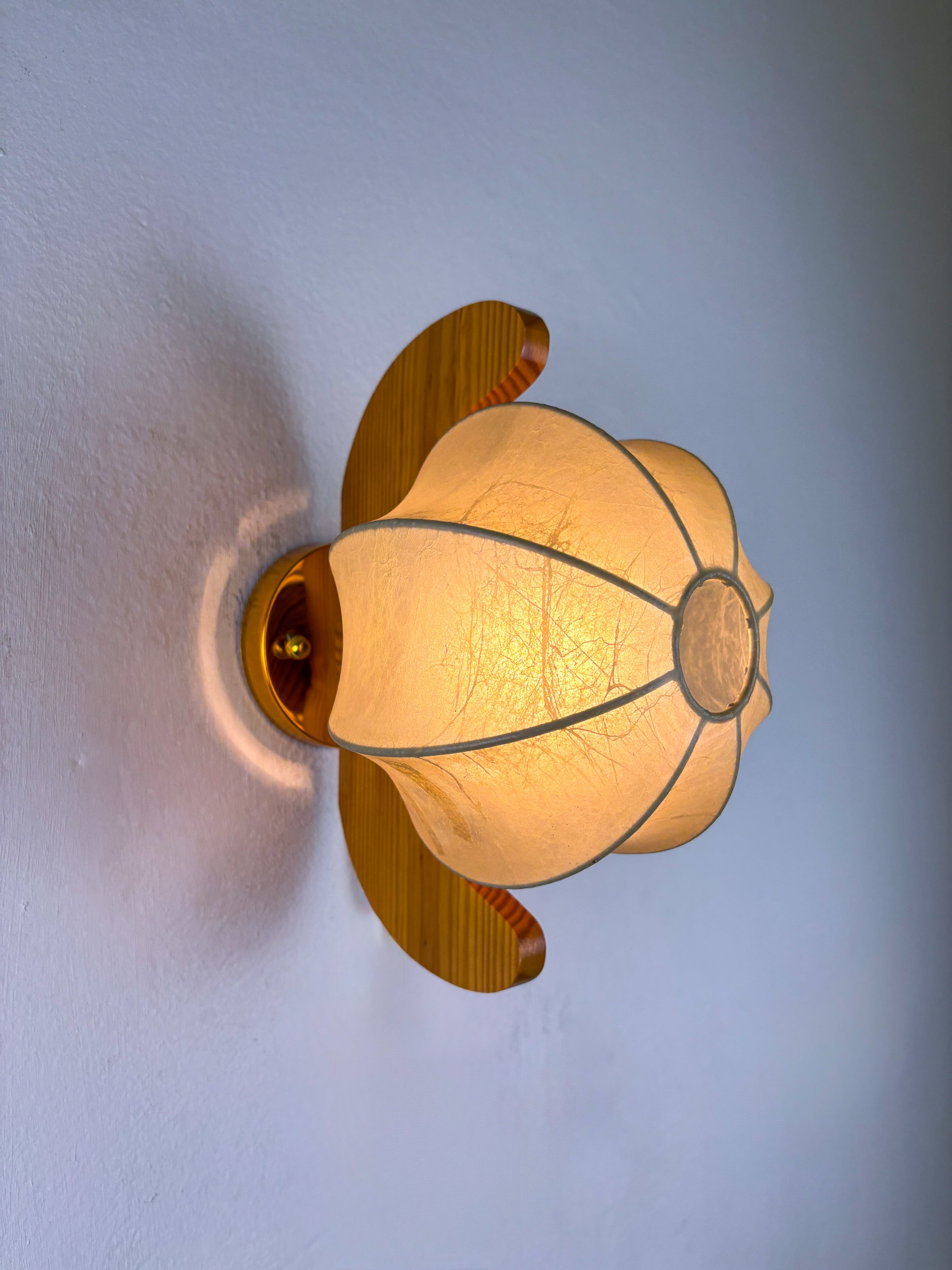 Italian "Cocoon" wall light, resin and pine wood, Circa 1970's