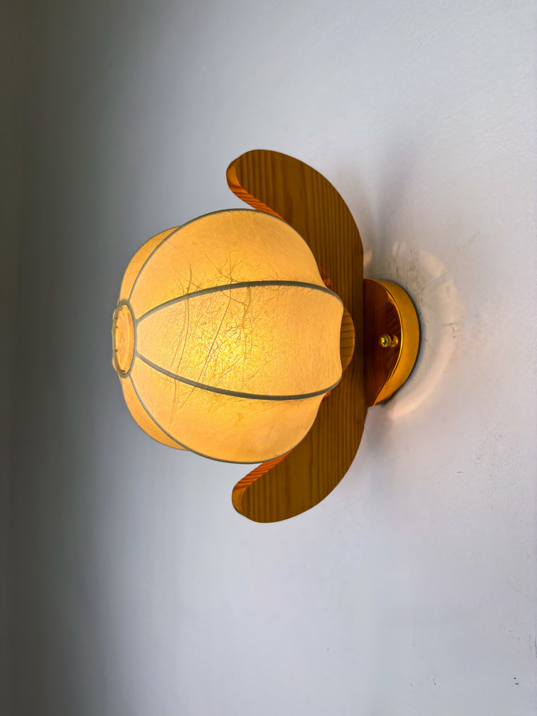 Italian "Cocoon" wall light, resin and pine wood, Circa 1970's