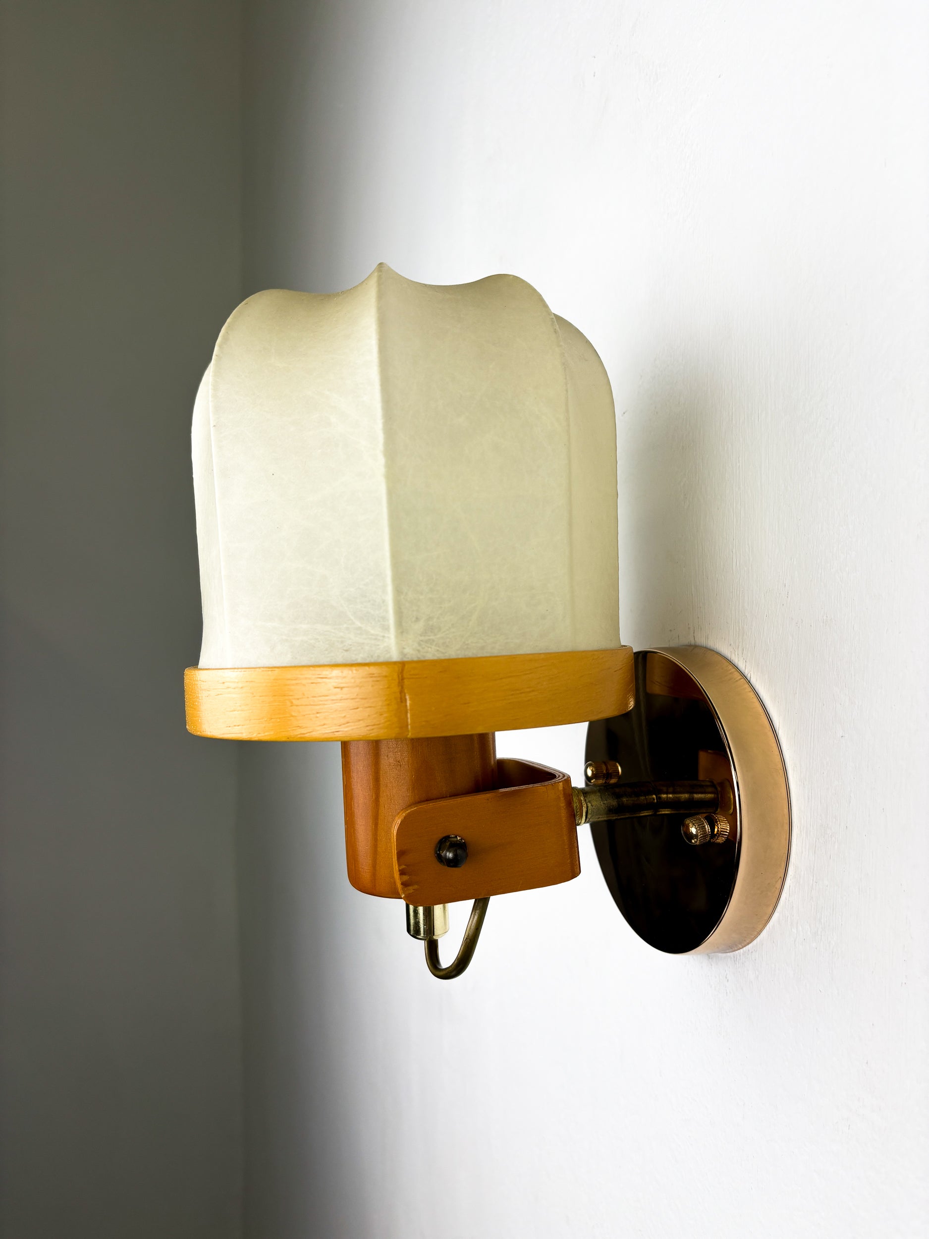 Pair of articulated "Cocoon" wall lights, resin and pine, Italy, 1970's