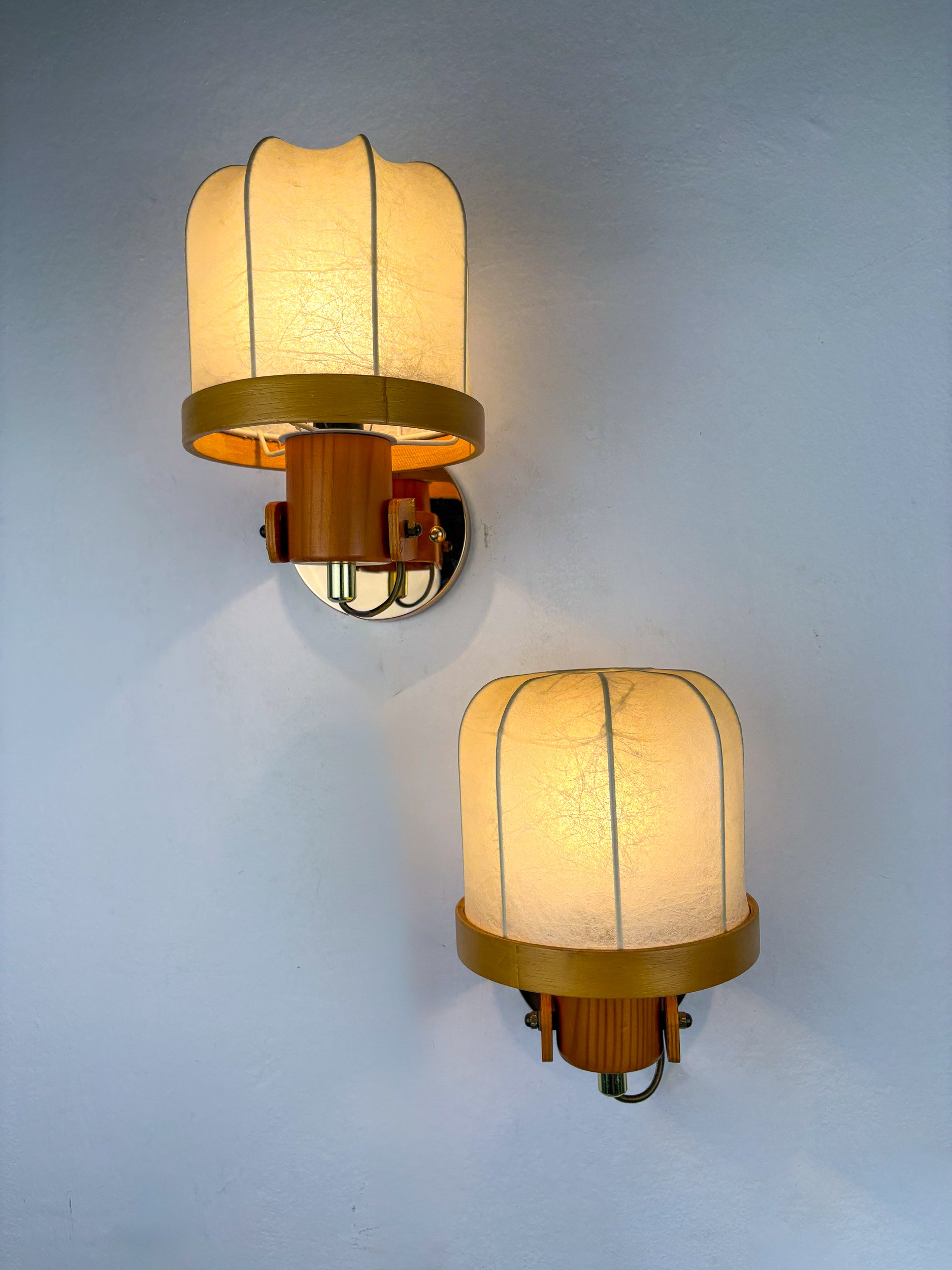 Pair of articulated "Cocoon" wall lights, resin and pine, Italy, 1970's