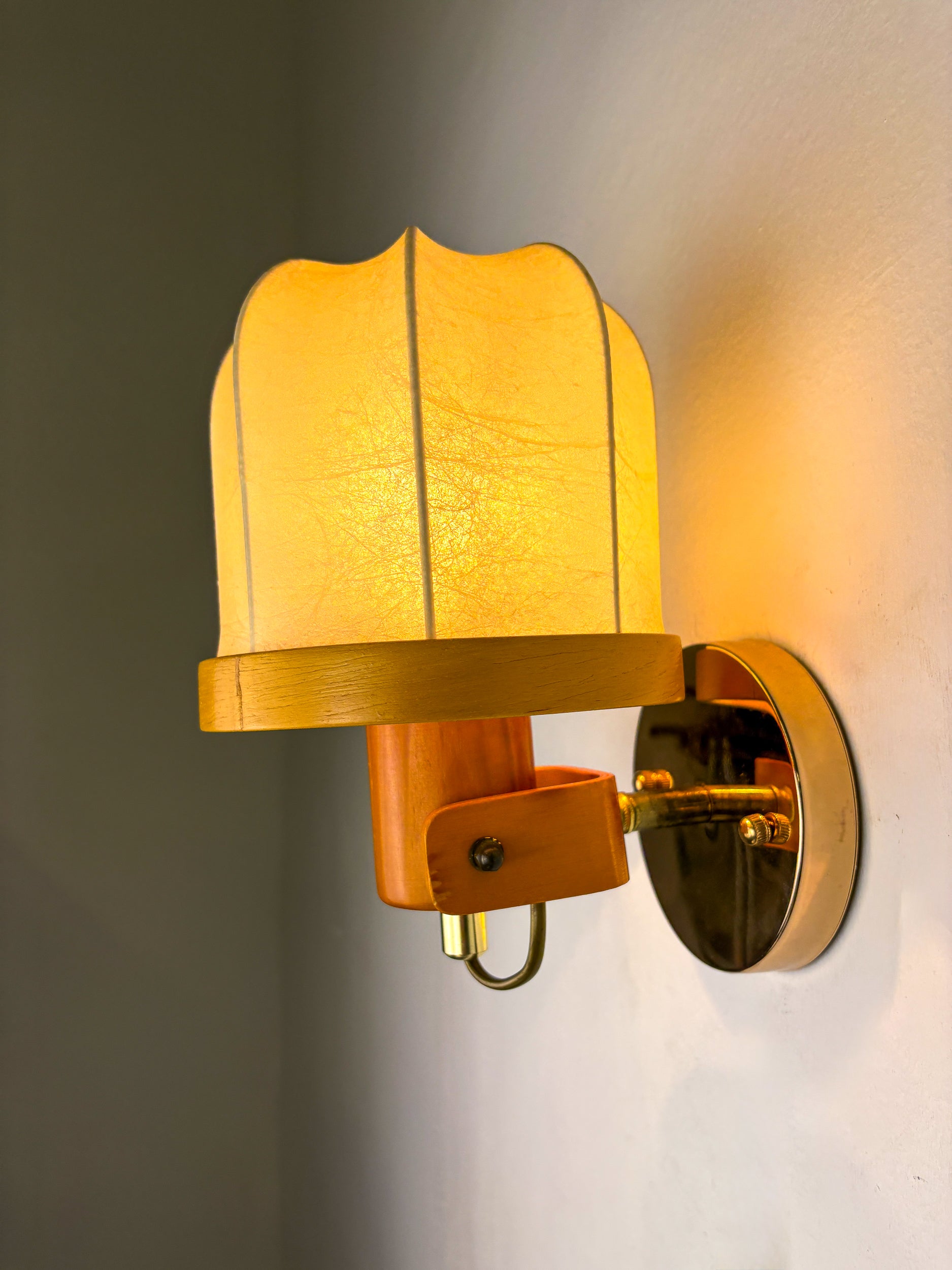 Pair of articulated "Cocoon" wall lights, resin and pine, Italy, 1970's