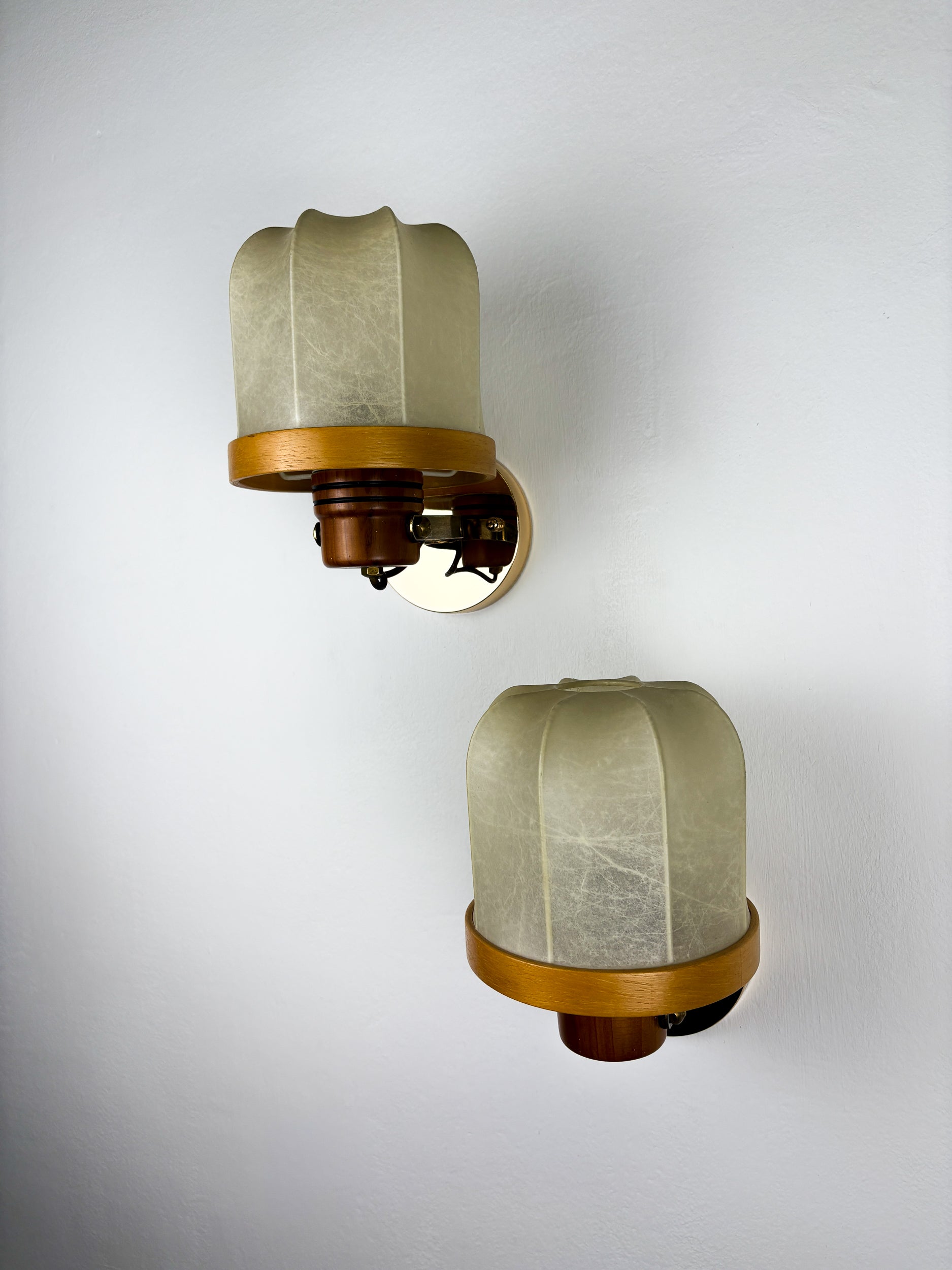 Pair of articulated "Cocoon" wall lights, resin and pine, Italy, Circa 1970's
