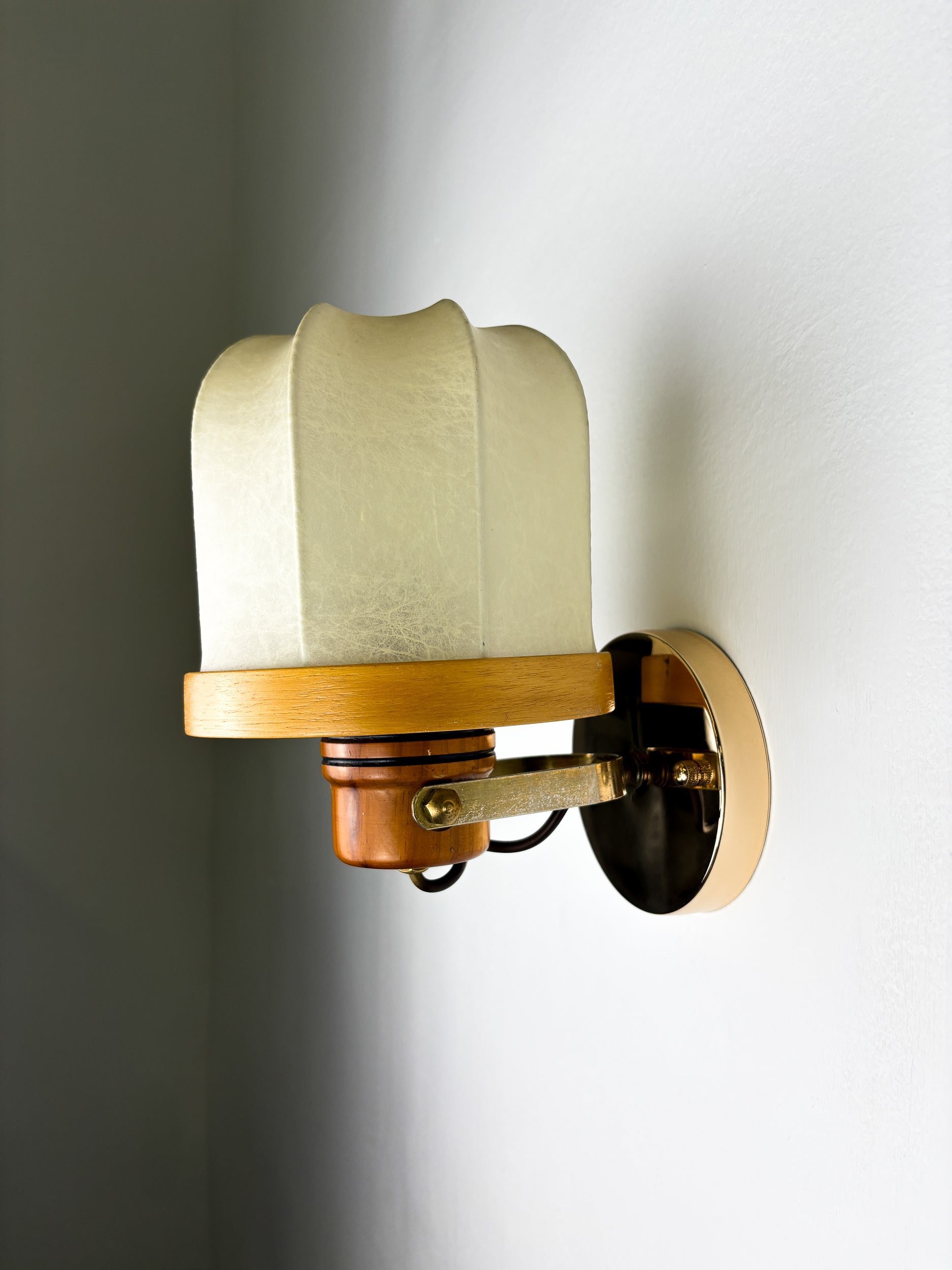 Pair of articulated "Cocoon" wall lights, resin and pine, Italy, Circa 1970's