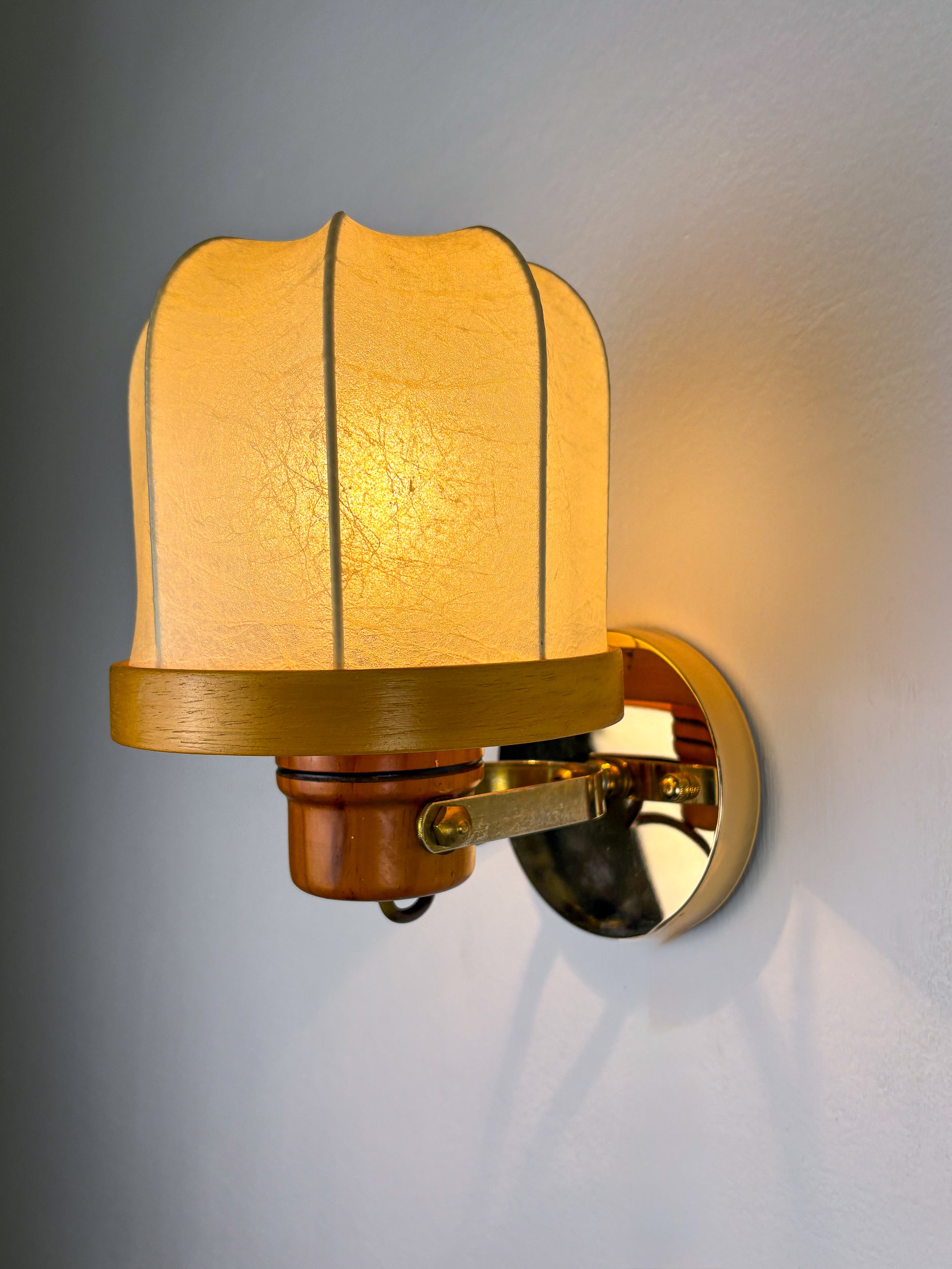 Pair of articulated "Cocoon" wall lights, resin and pine, Italy, Circa 1970's