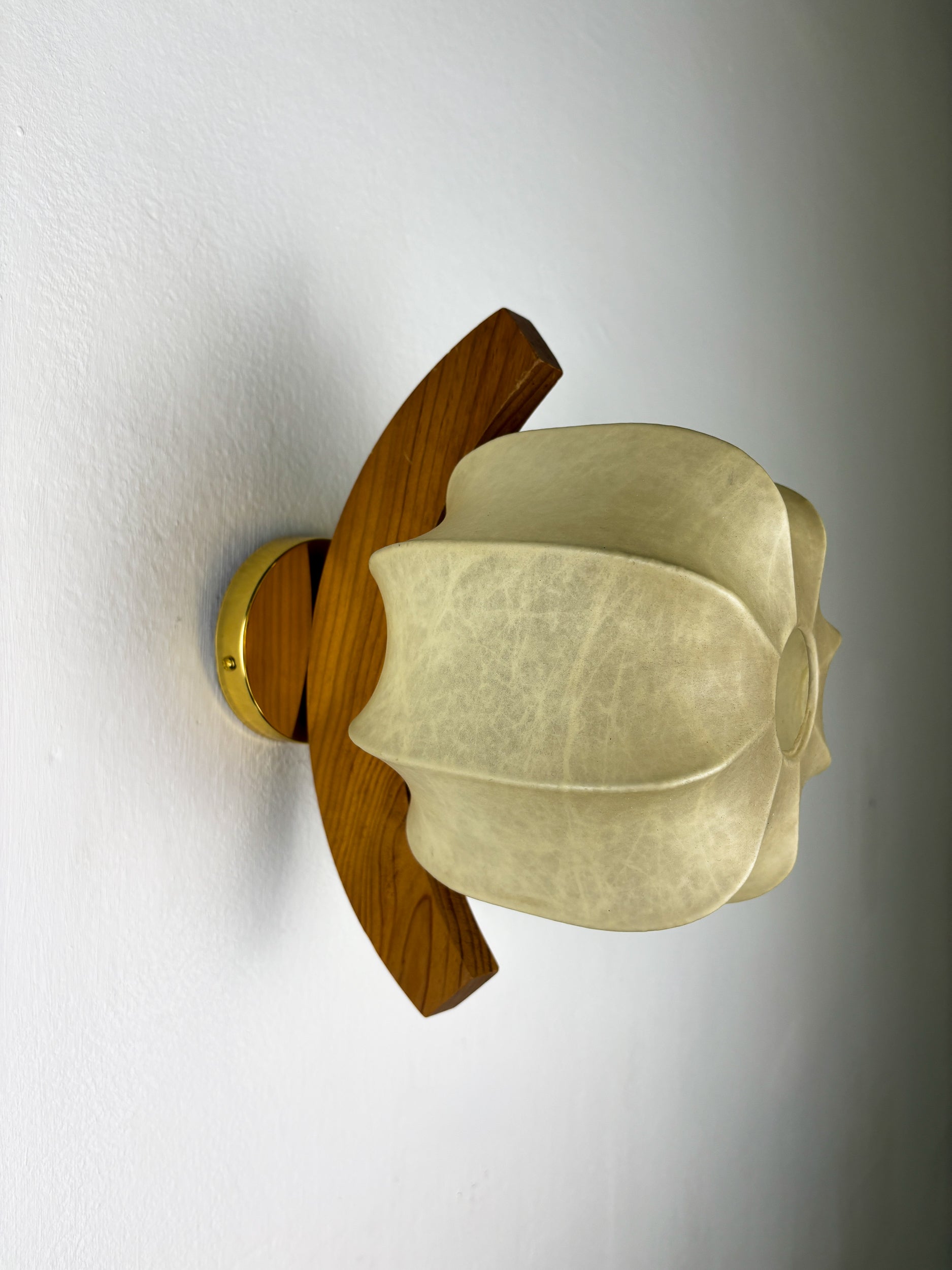 Italian "Cocoon" wall light, resin and pine wood, 1970's