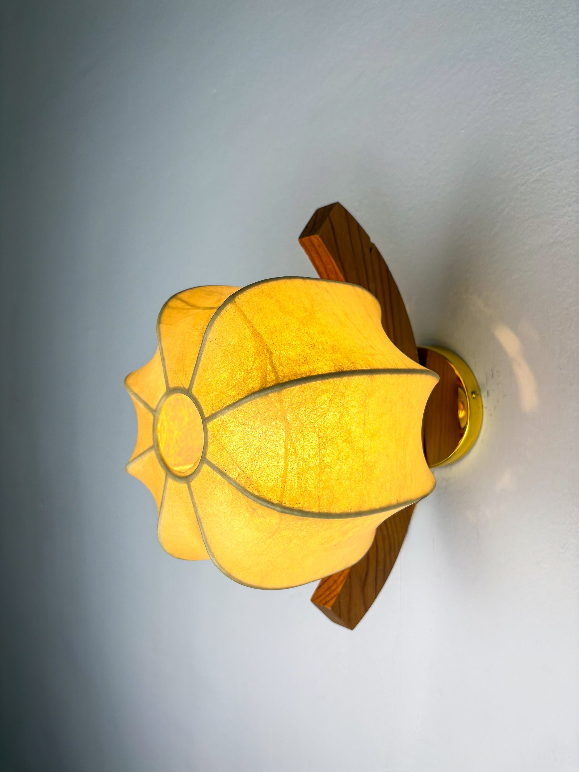 Italian "Cocoon" wall light, resin and pine wood, 1970's