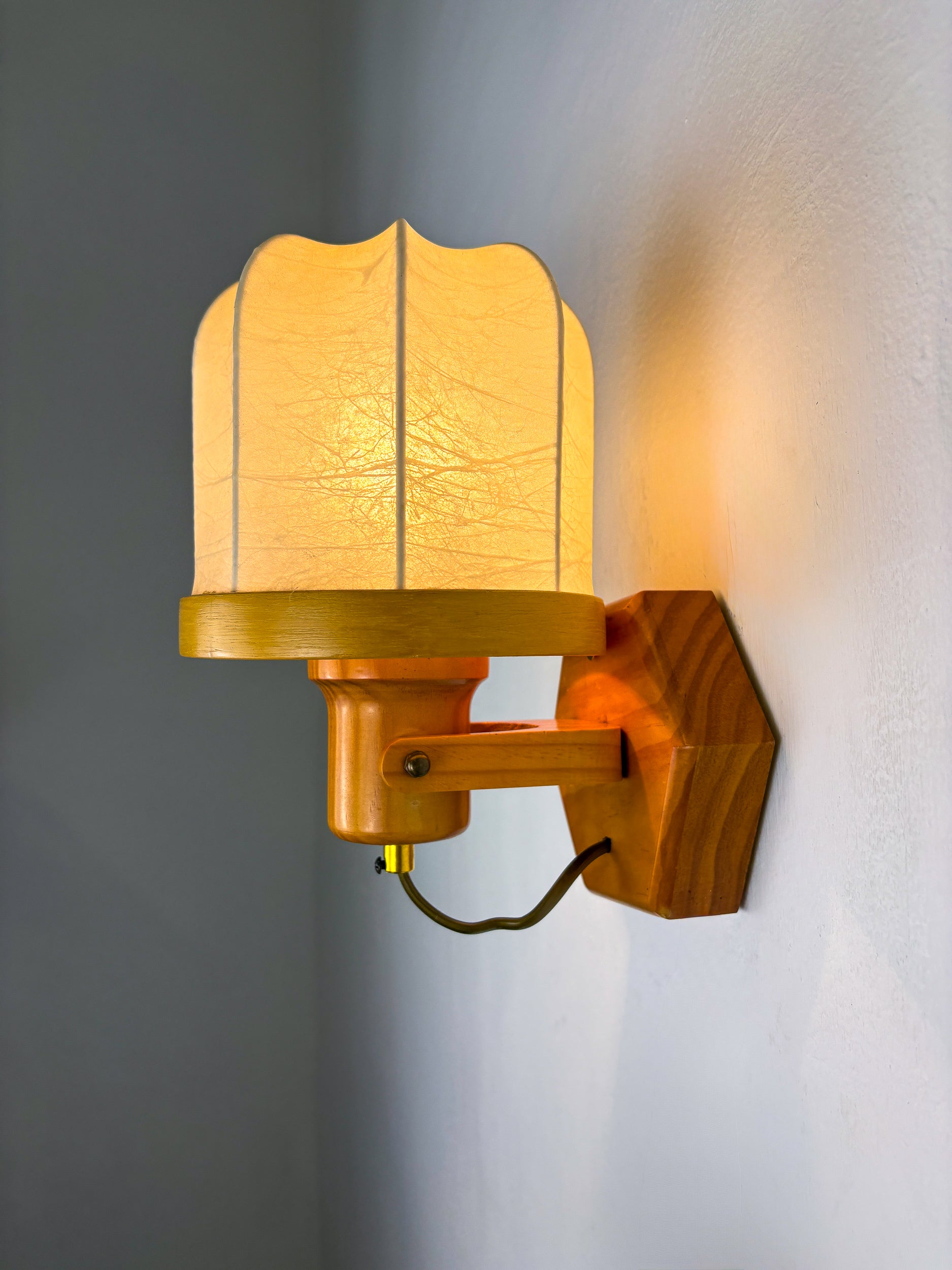 Pair of articulated "Cocoon" wall lights, resin and pine, Italy, Circa 1970