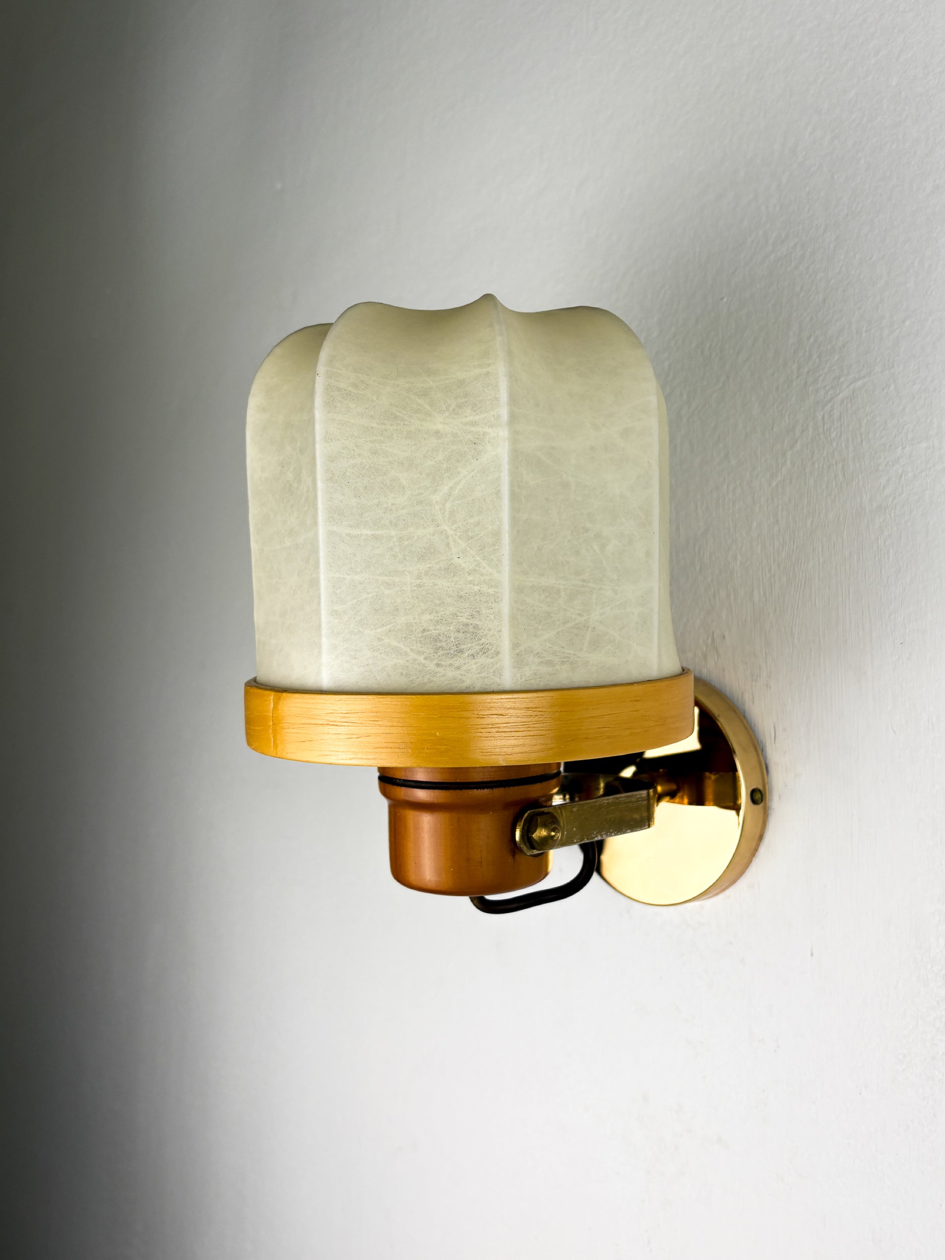 Italian articulated "Cocoon" wall light, resin and pine, 1970's