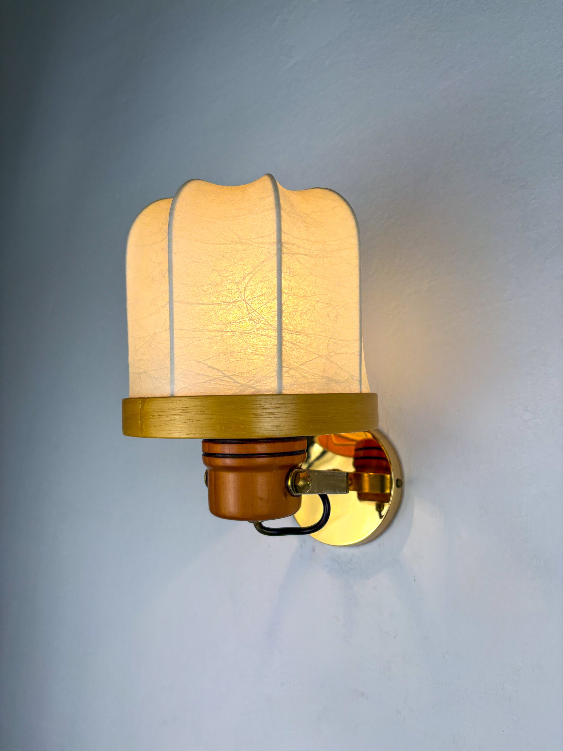 Italian articulated "Cocoon" wall light, resin and pine, 1970's
