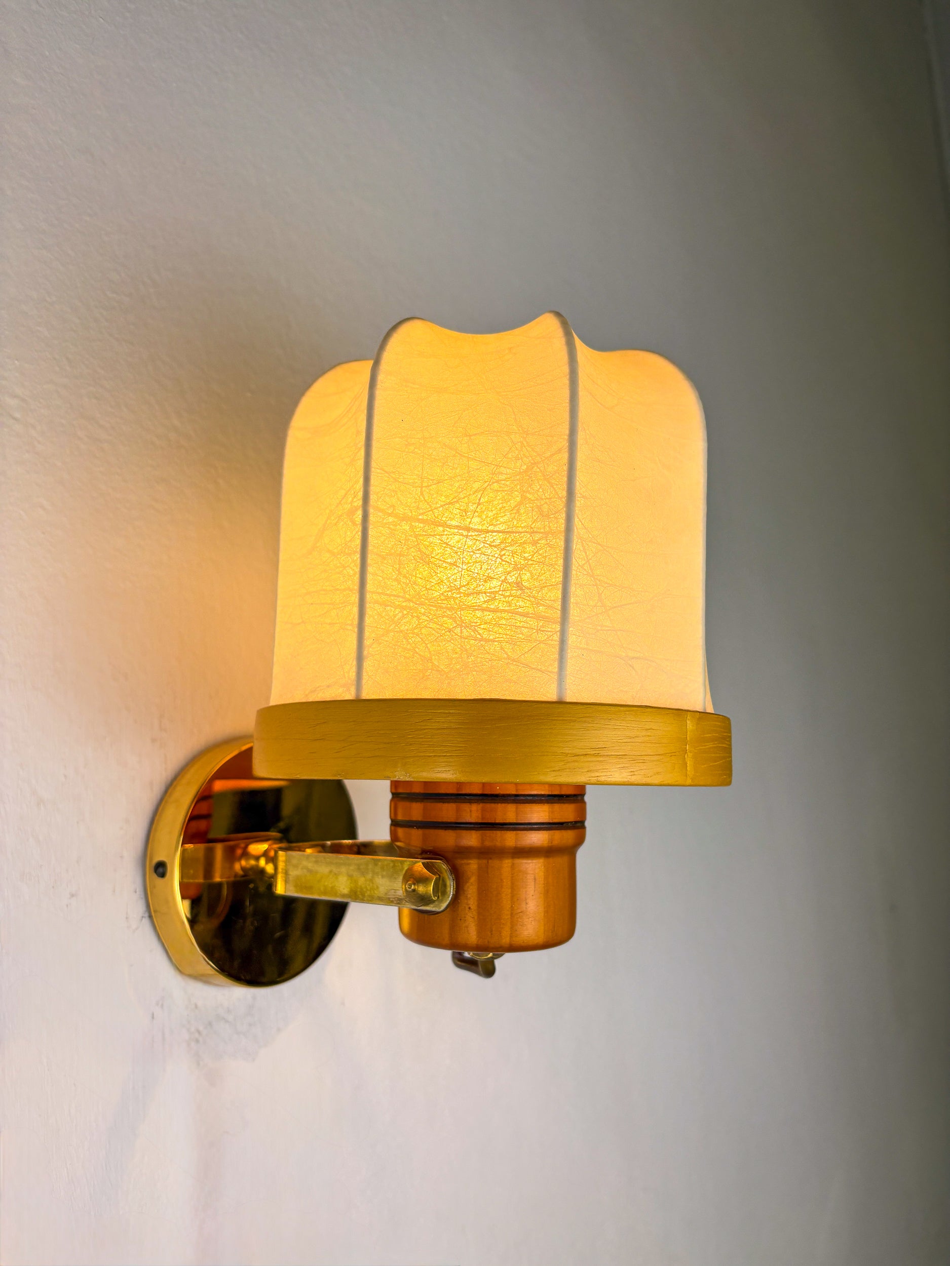 Italian articulated "Cocoon" wall light, resin and pine, 1970's