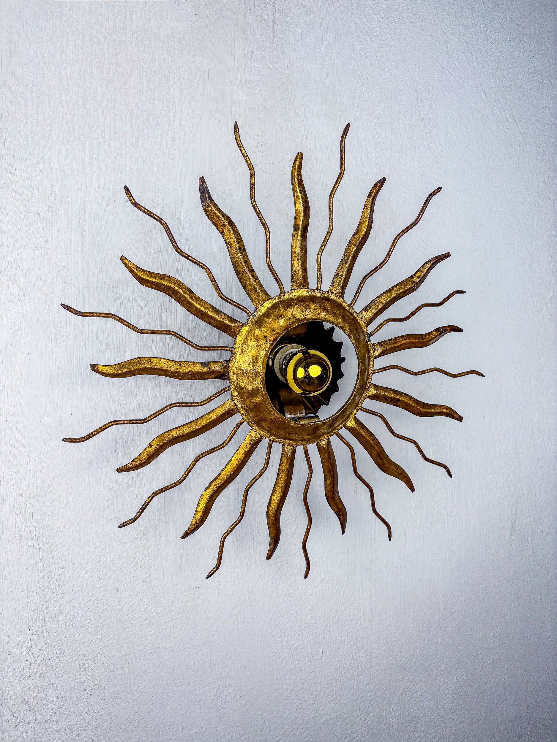 Brutalist Sunburst Ceiling Light – Gilt Iron Rays & Exposed Bulb, France, 1960s