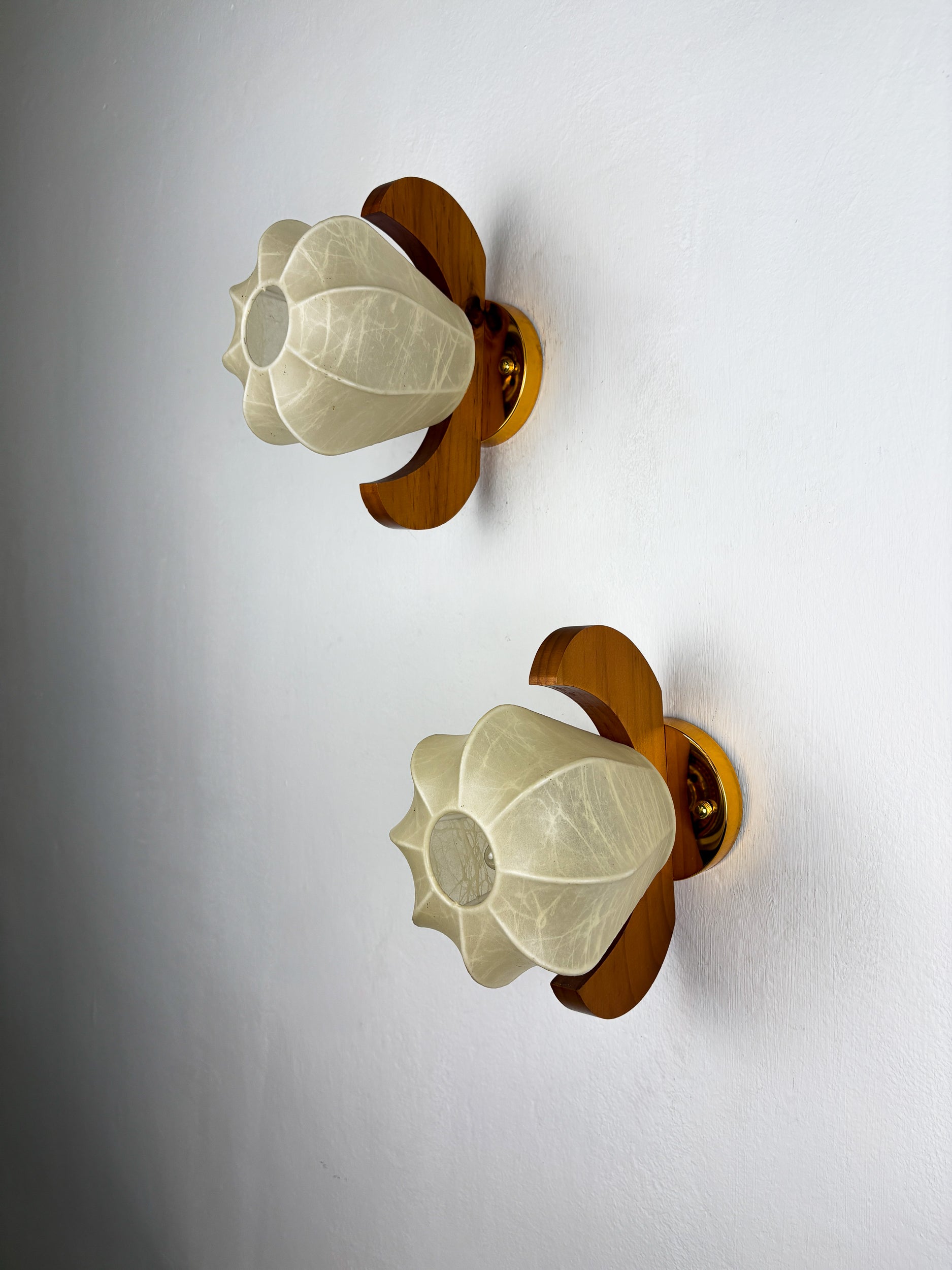 Pair of Pear-shaped "Cocoon" wall sconces, resin and pine wood, Italy, Circa 1970's