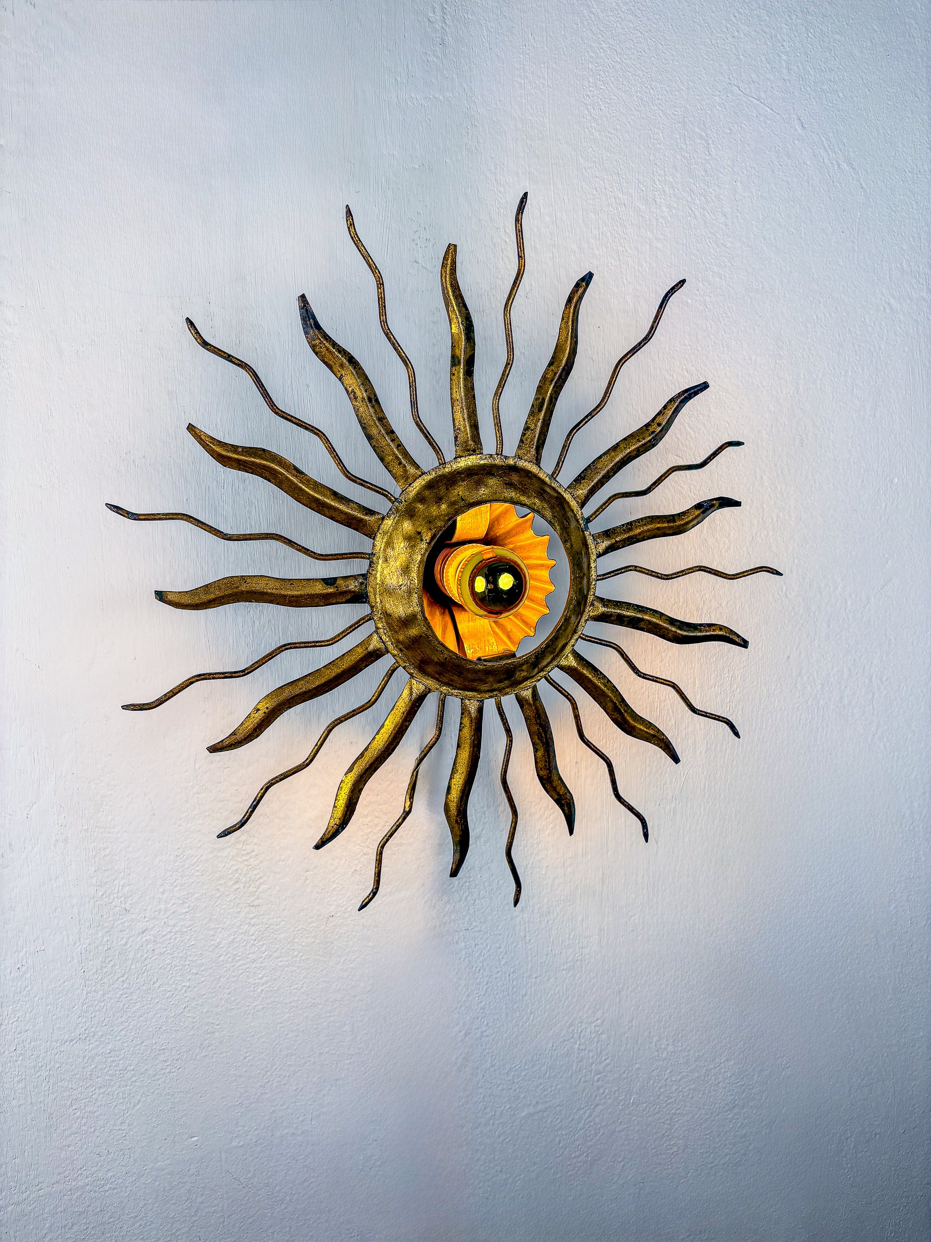 Brutalist Sunburst Ceiling Light – Gilt Iron Rays & Exposed Bulb, France, 1960s