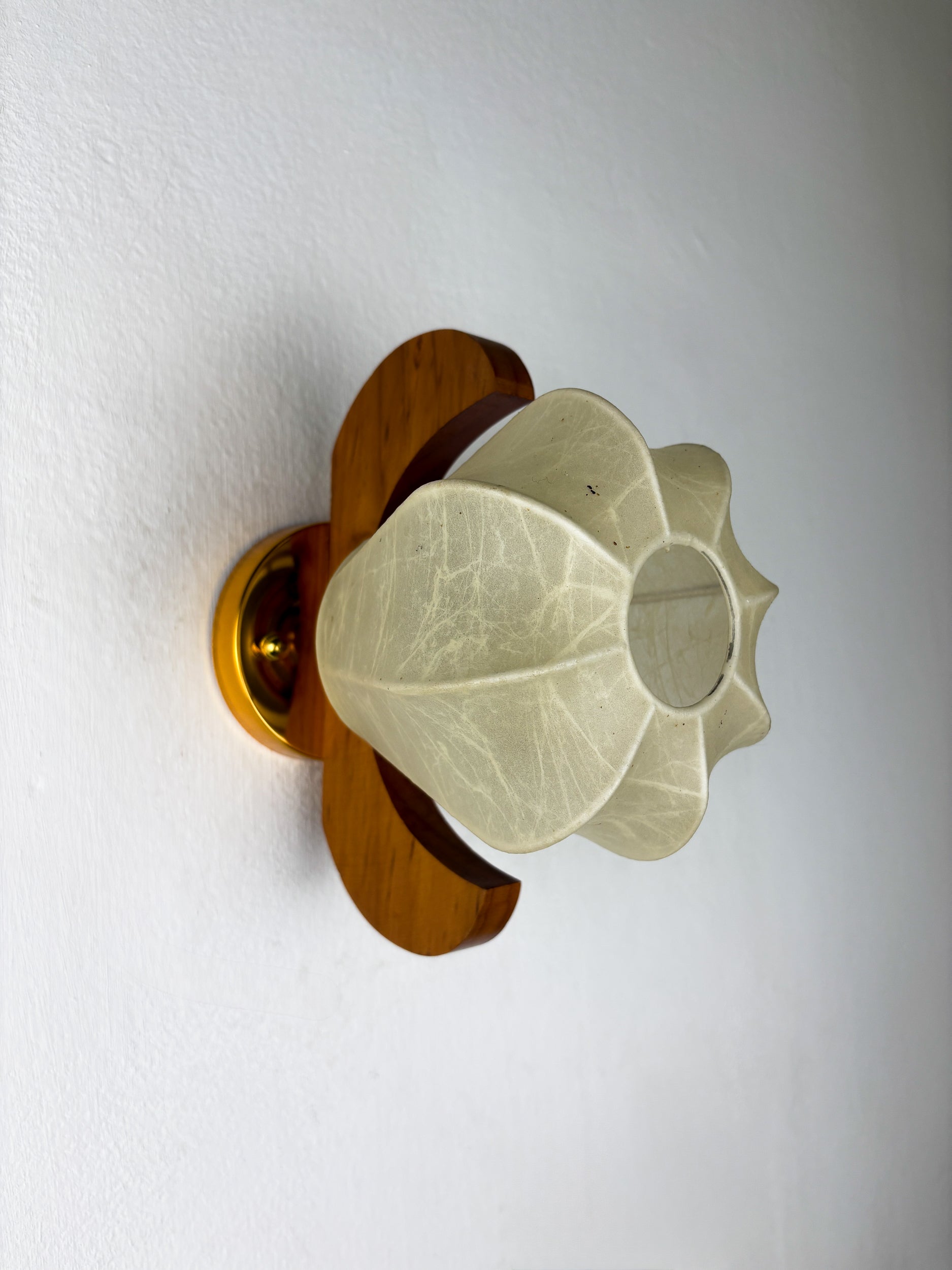 Pear-shaped "Cocoon" wall sconce, resin and pine wood, Italy, 1970's