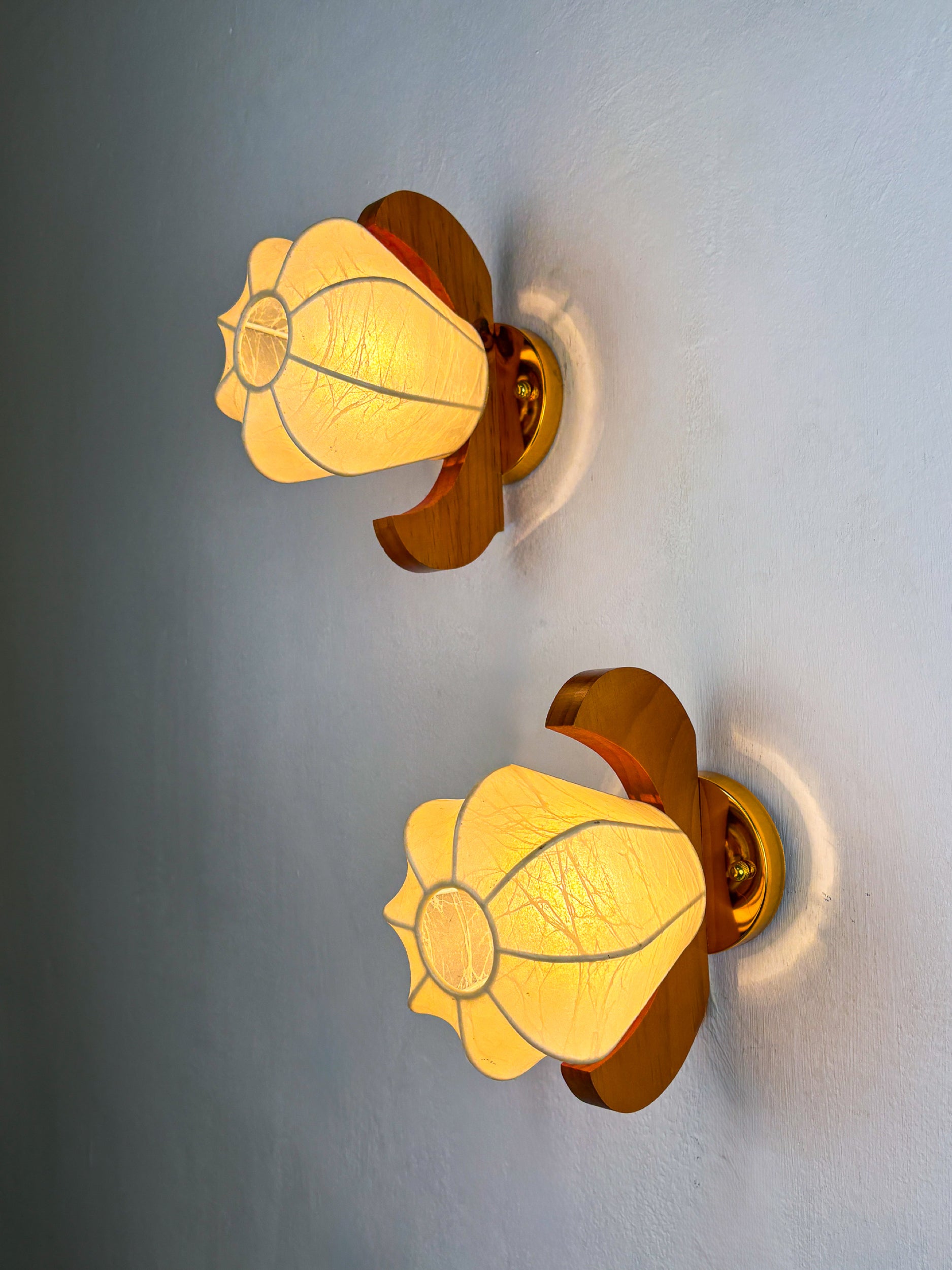 Pair of Pear-shaped "Cocoon" wall sconces, resin and pine wood, Italy, Circa 1970's