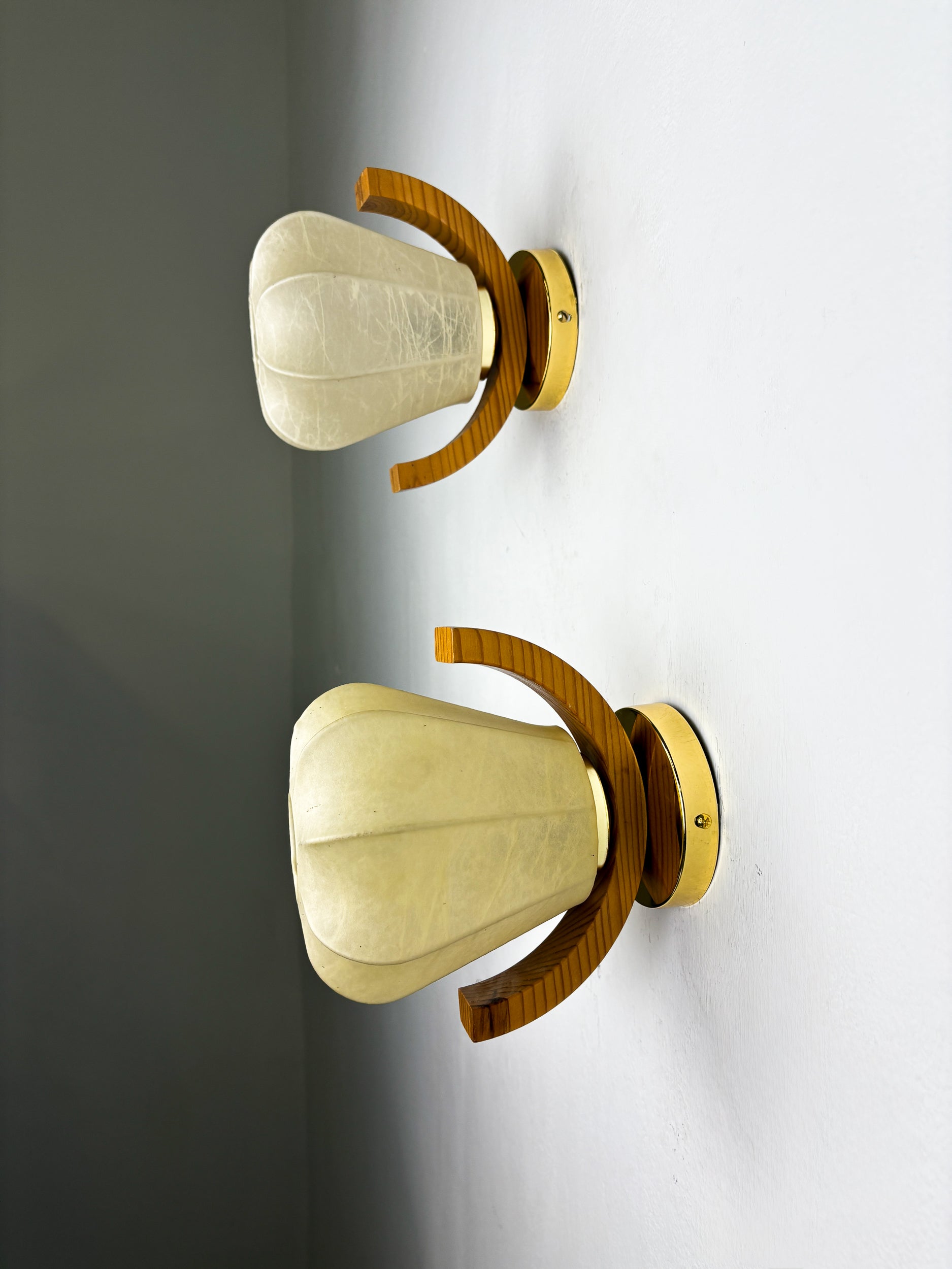 Pair of Pear-shaped "Cocoon" wall sconces, resin and pine wood, Italy, 1970's