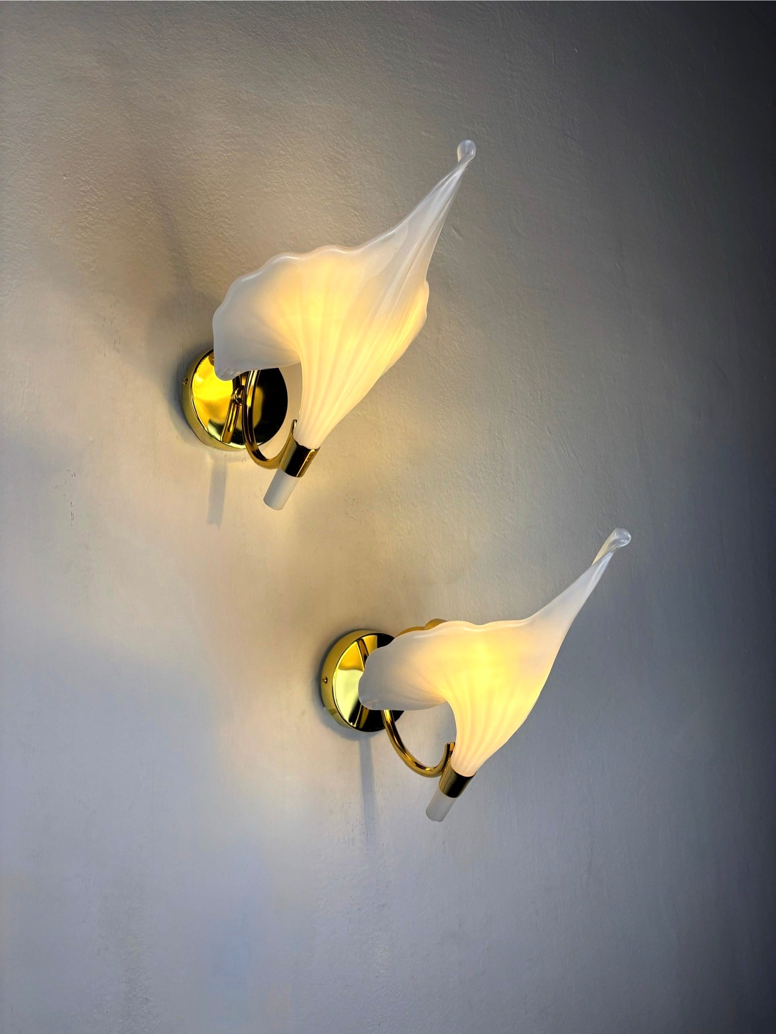 Pair of "Calla Lily" Leaf-Shaped Wall Sconces, Murano Glass & Gilt Brass, Italy 1970s