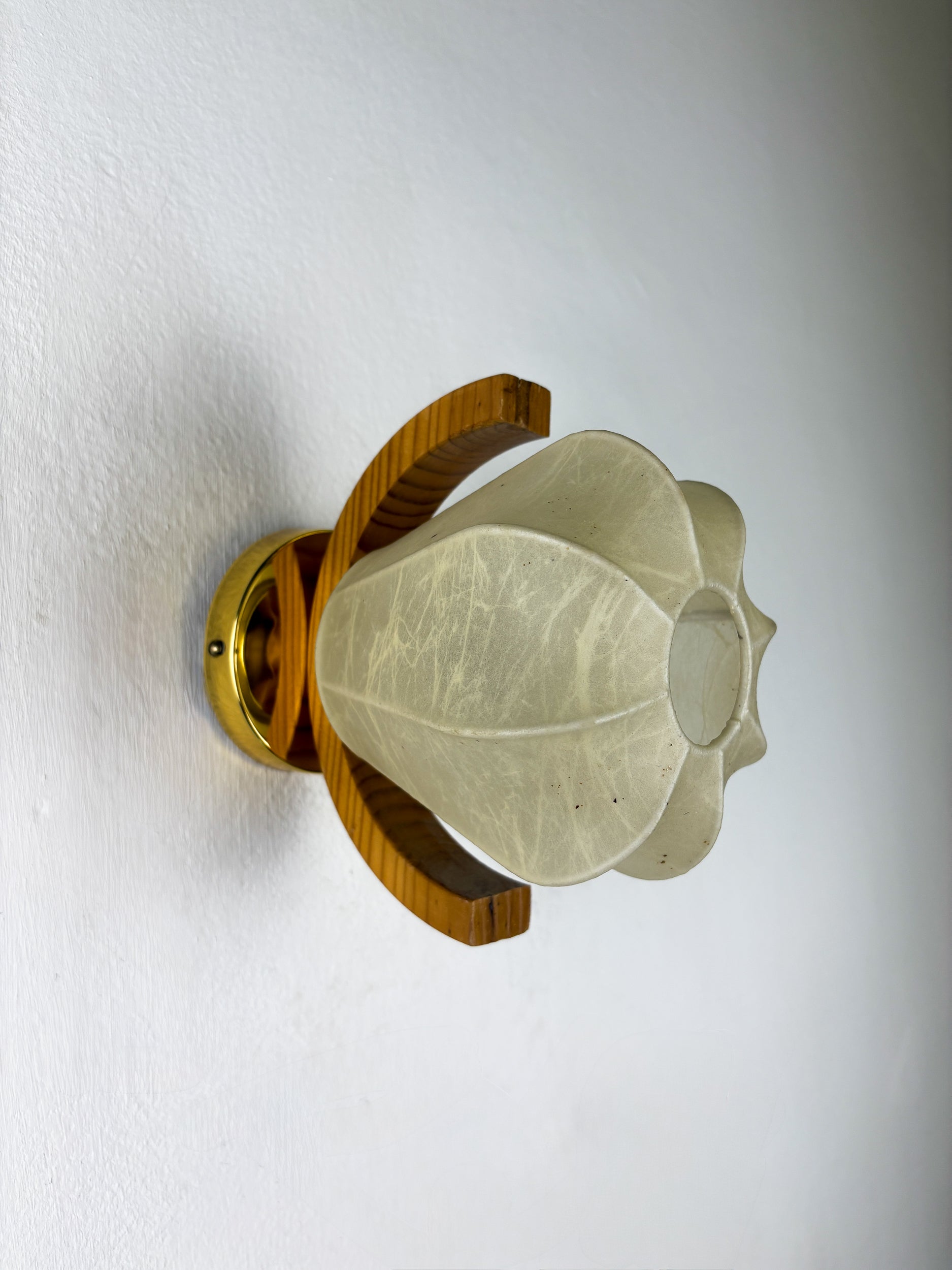 Pair of Pear-shaped "Cocoon" wall sconces, resin and pine wood, Italy, 1970's