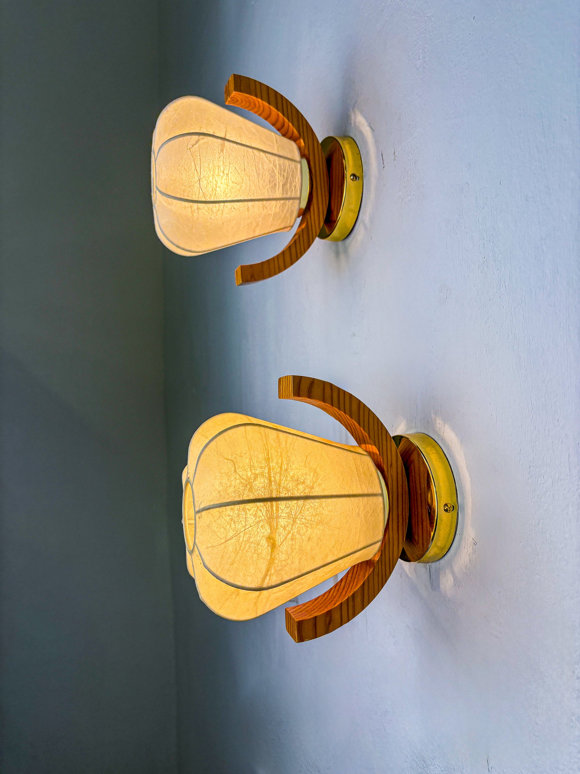 Pair of Pear-shaped "Cocoon" wall sconces, resin and pine wood, Italy, 1970's
