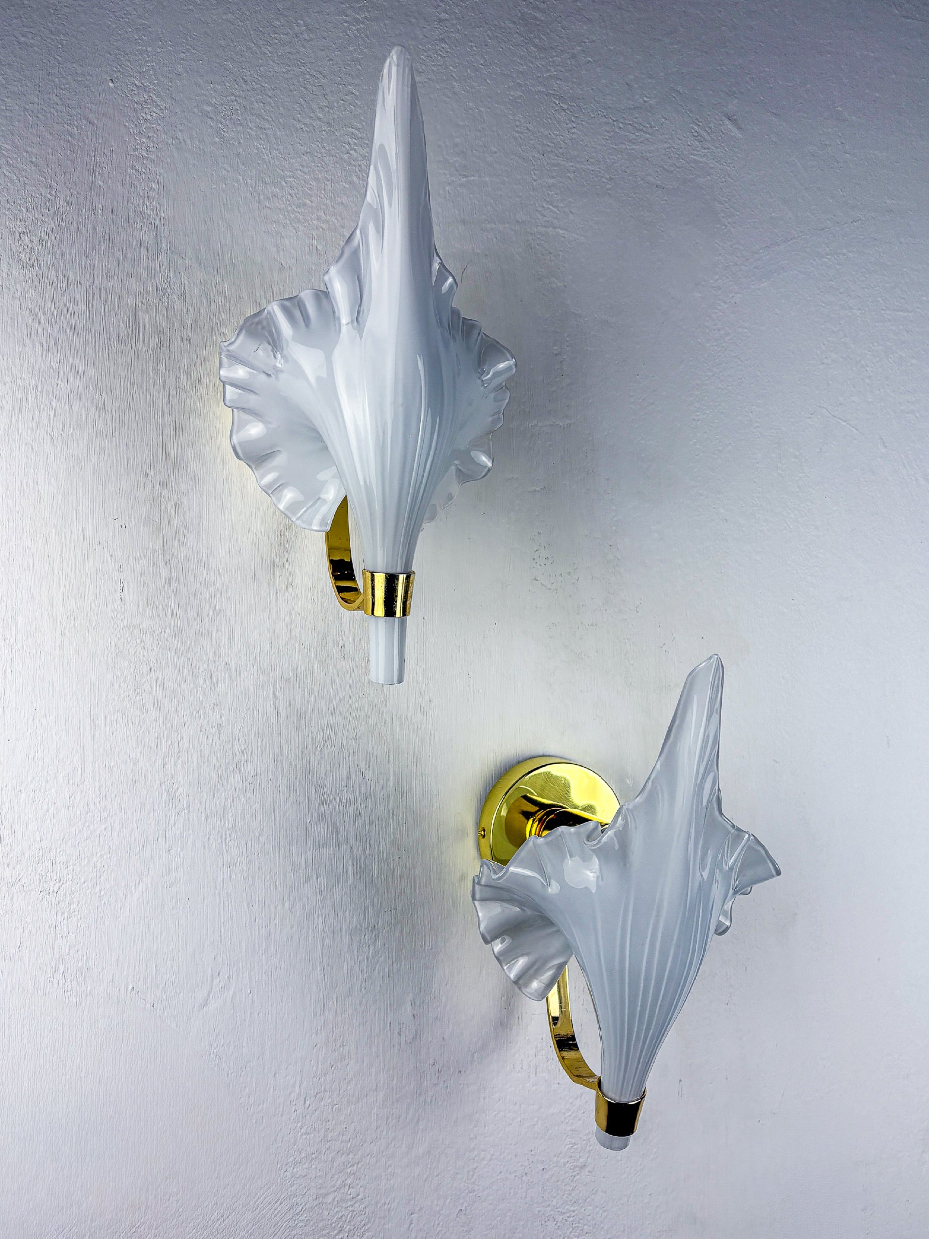 Pair of "Calla Lily" Leaf-Shaped Wall Sconces, Murano Glass & Gilt Brass, Circa 1970, Italy