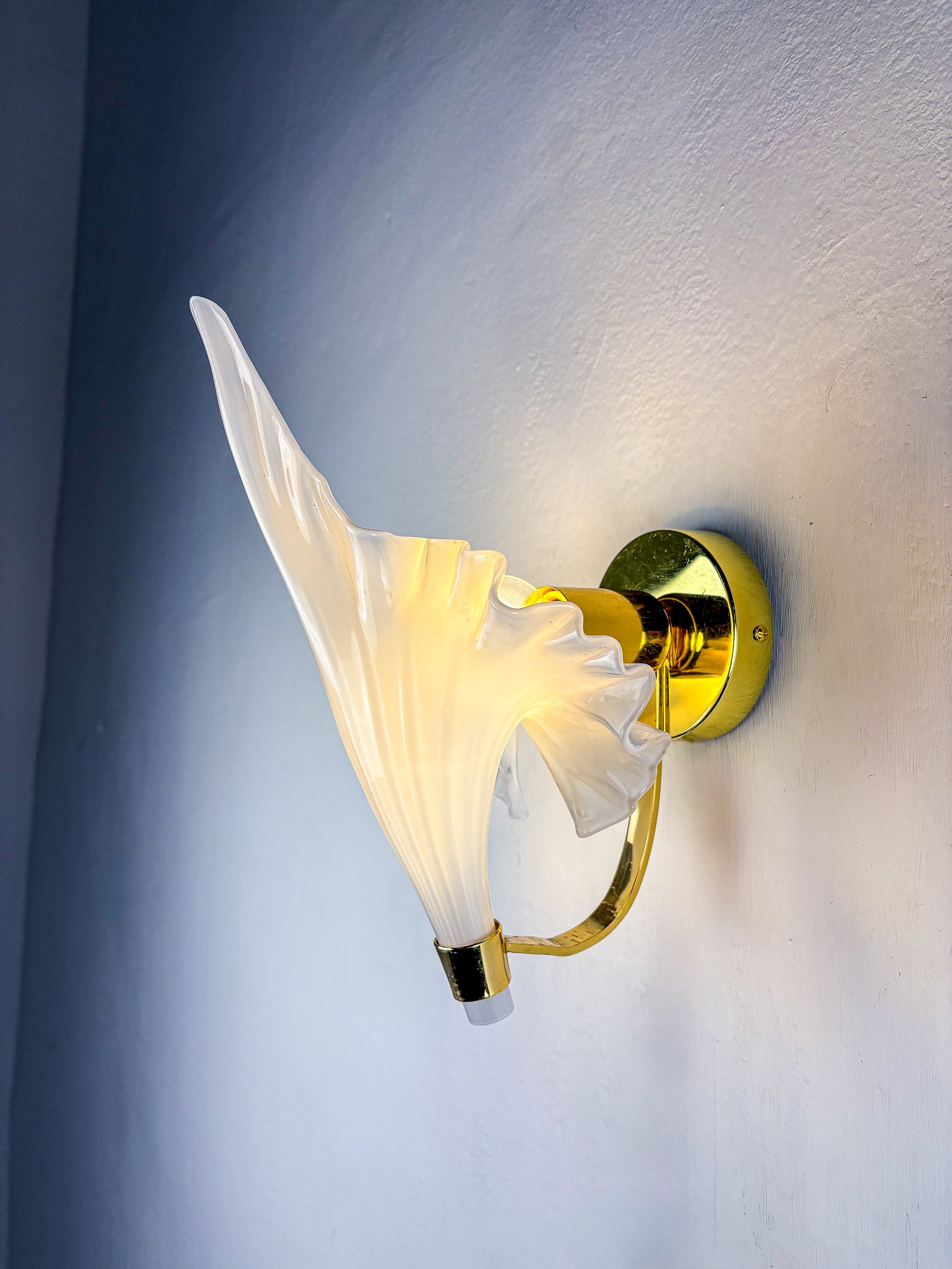 Pair of "Calla Lily" Leaf-Shaped Wall Sconces, Murano Glass & Gilt Brass, Circa 1970, Italy