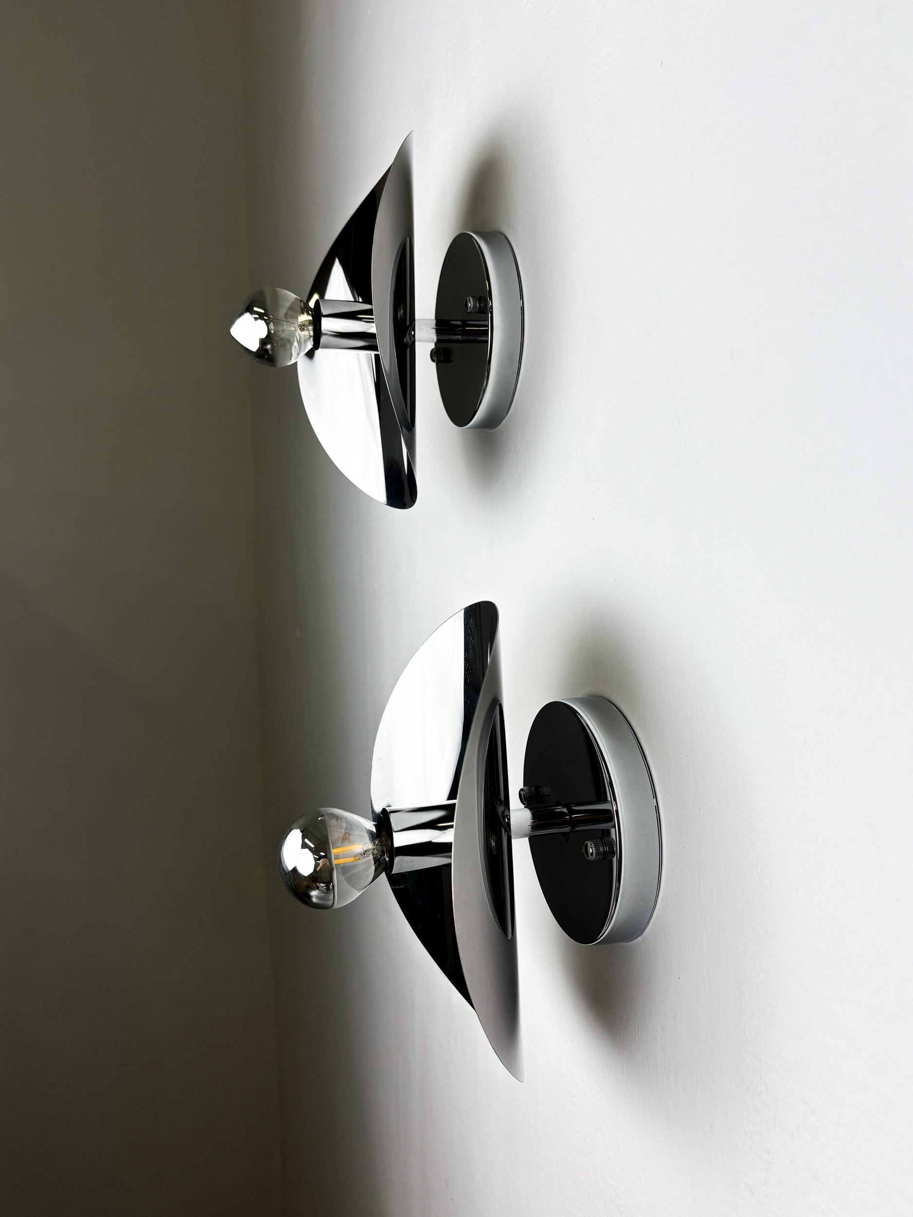 Pair of "folio" wall lights, space age, chromed metal, Italy, 1970