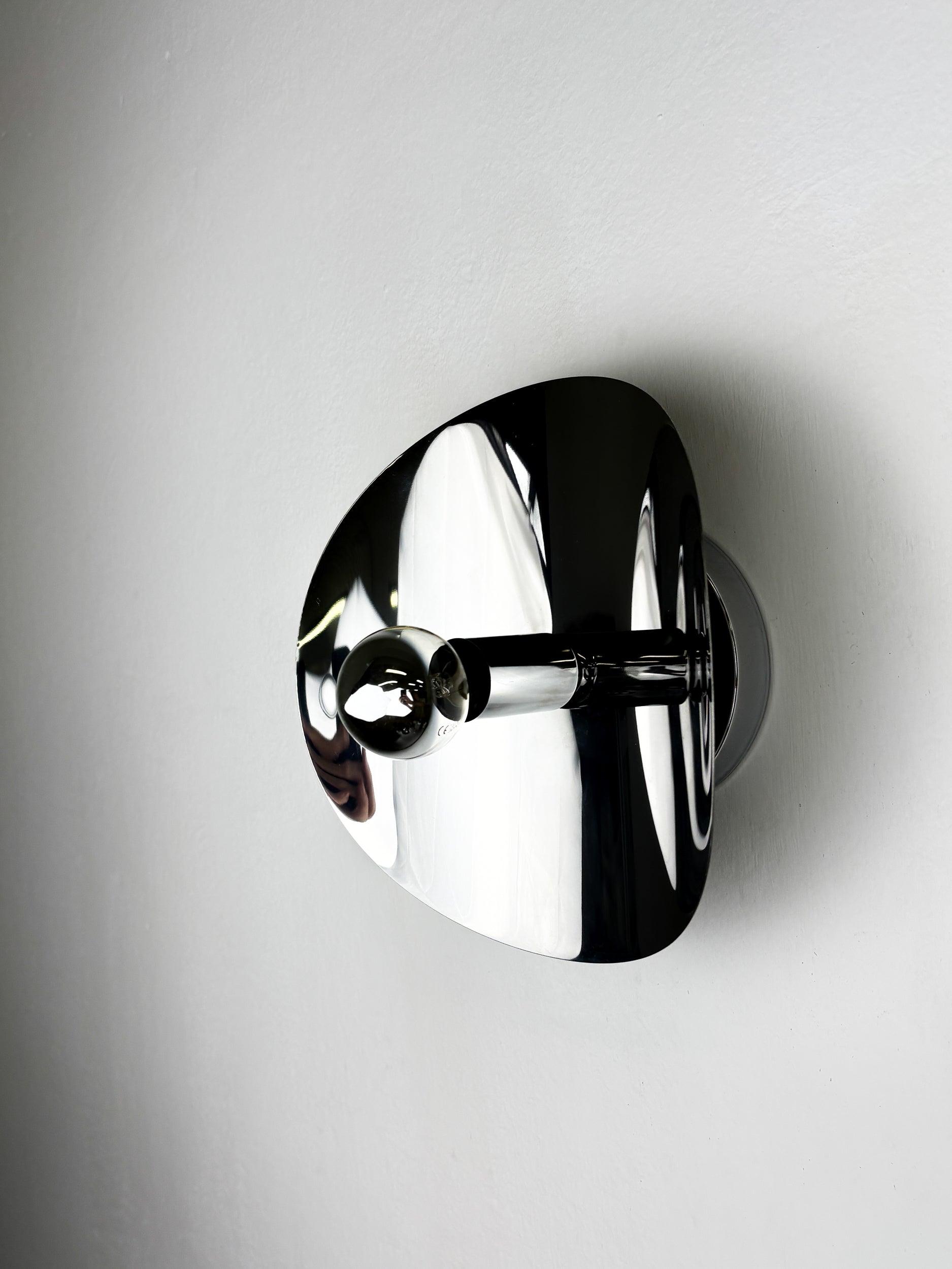 "Folio" sconce, space age, chromed metal, Italy, 1970