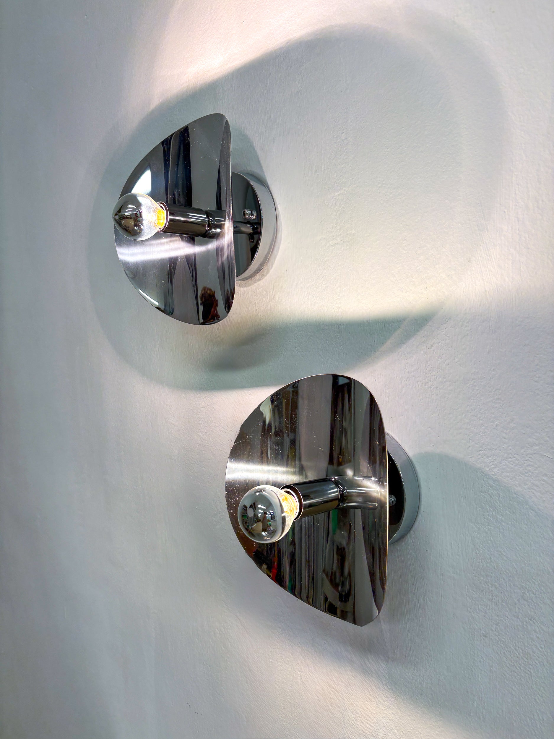 Pair of "folio" wall lights, space age, chromed metal, Italy, 1970