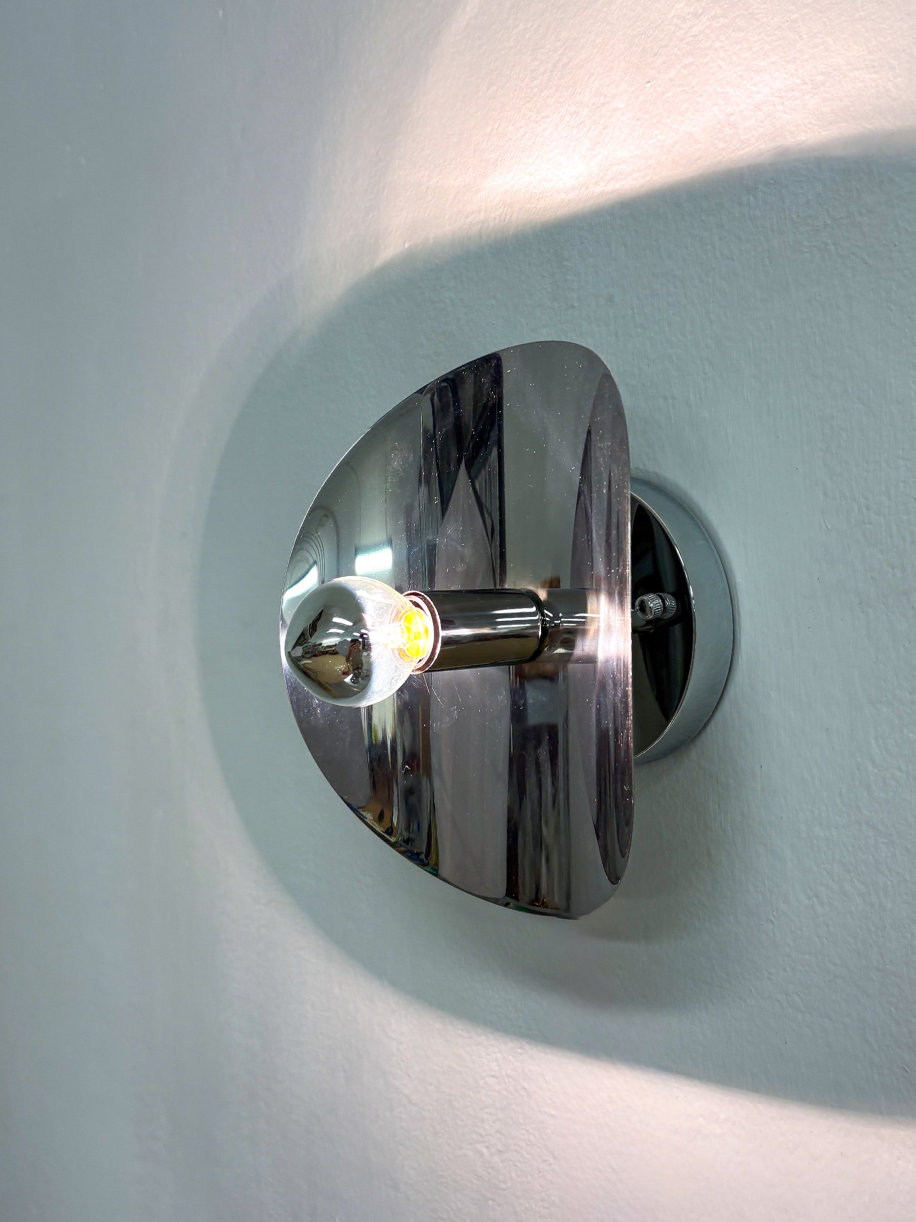 "Folio" sconce, space age, chromed metal, Italy, 1970