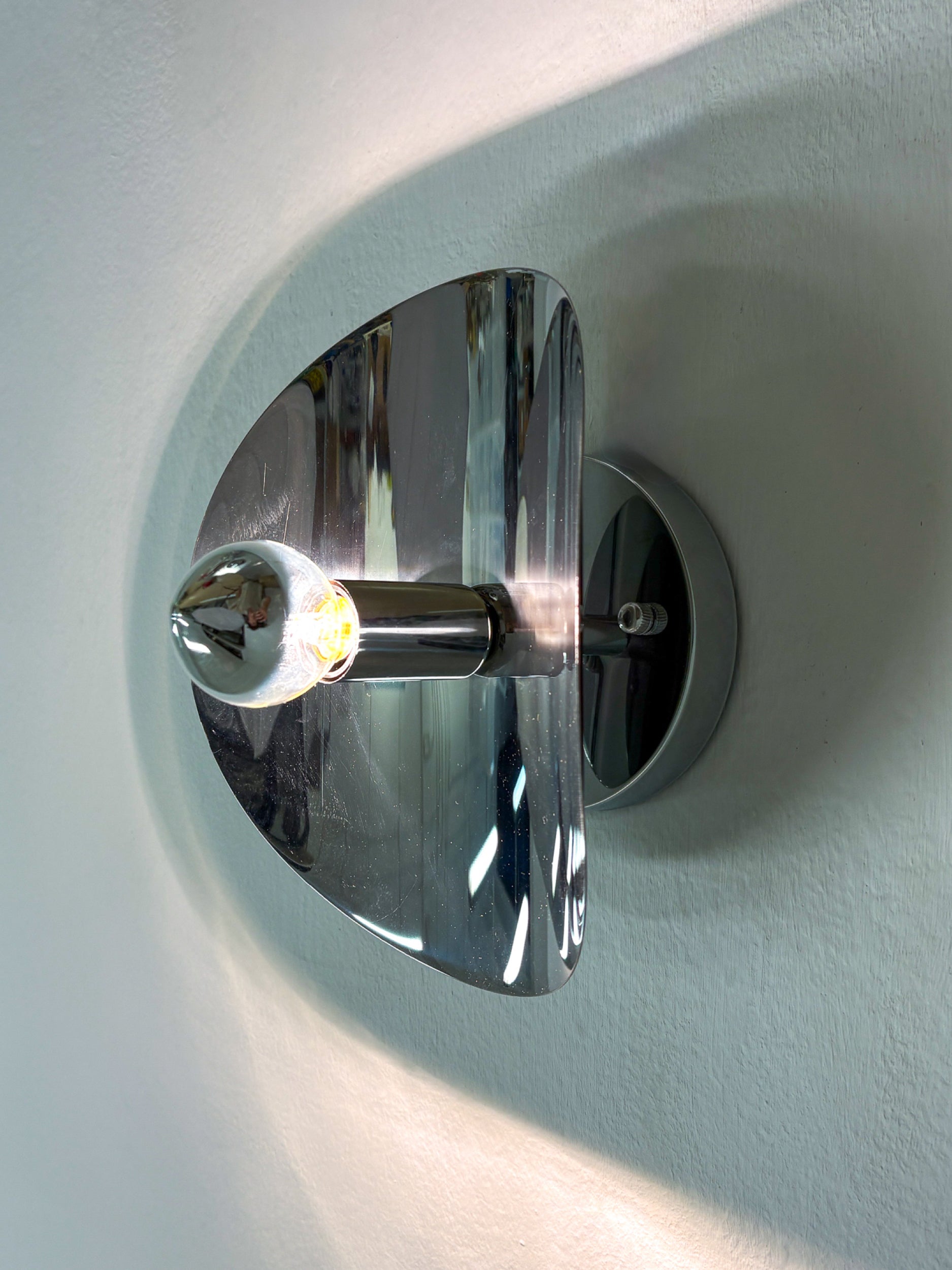 Pair of "folio" wall lights, space age, chromed metal, Italy, 1970