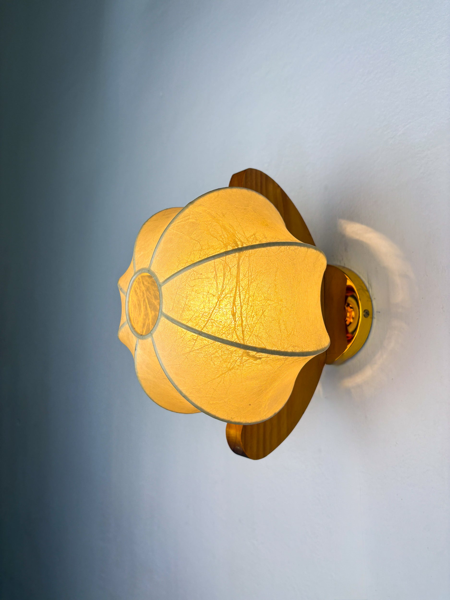 Italian Cocoon wall lamp, resin and pine, Circa 1970's