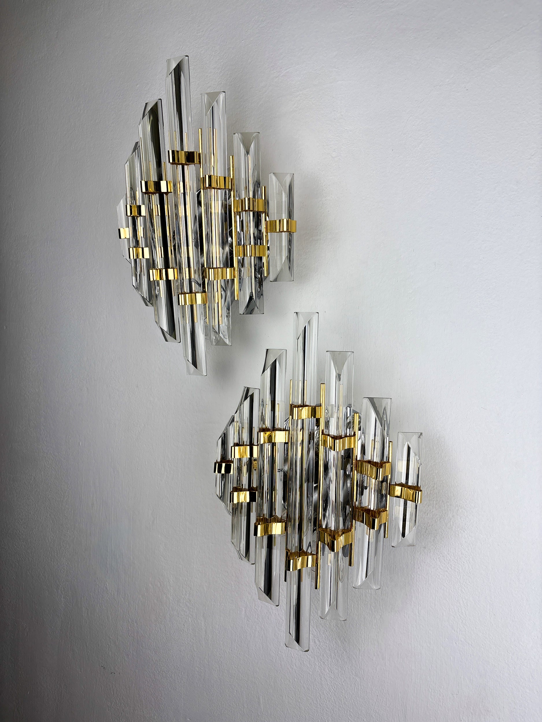 Pair of Venini wall lights, Murano cut glass, Circa 1970, Italy