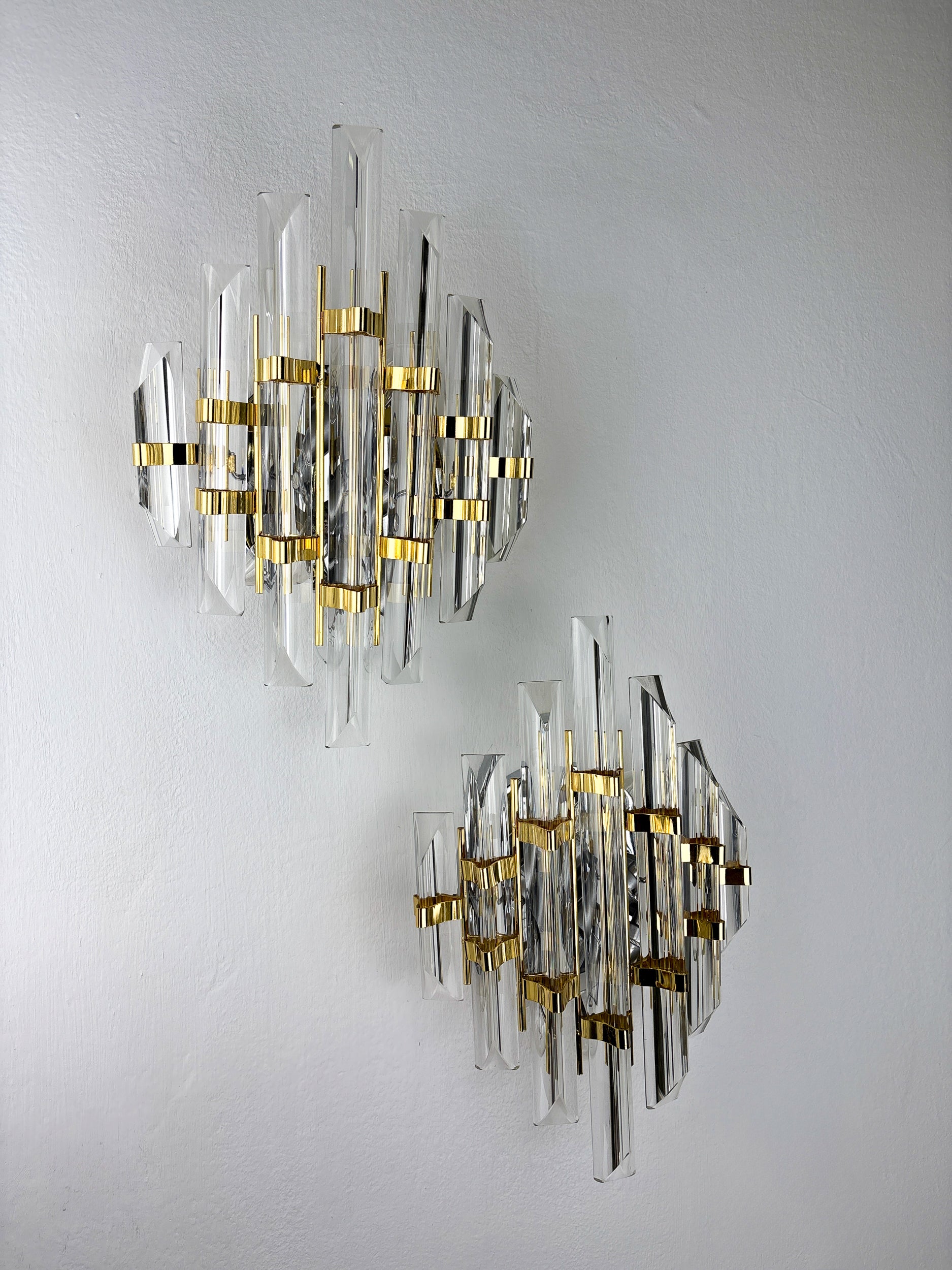 Pair of Venini wall lights, Murano cut glass, Circa 1970, Italy