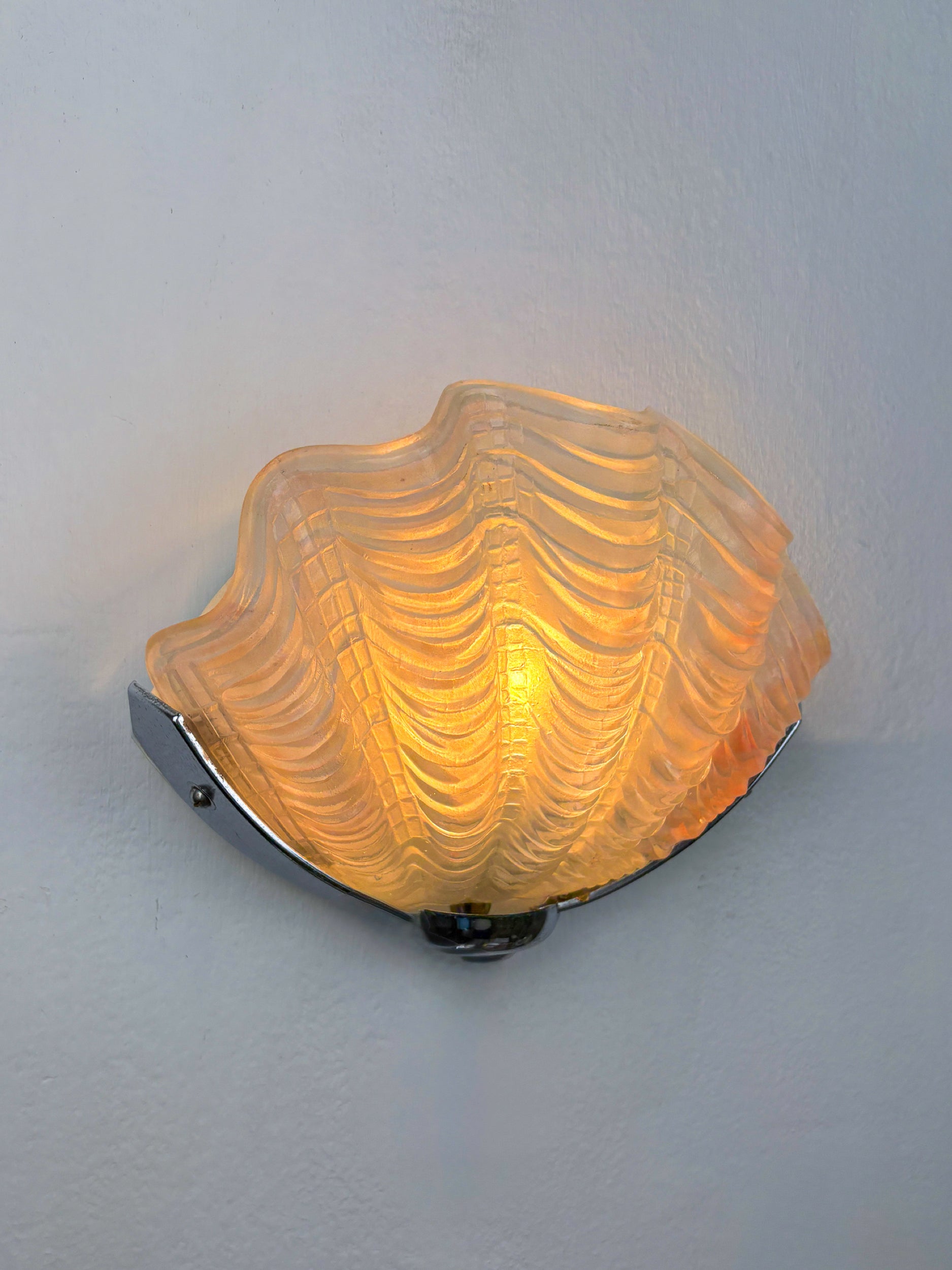 French Art Deco Shell Wall Sconce – Amber Glass, 1960s