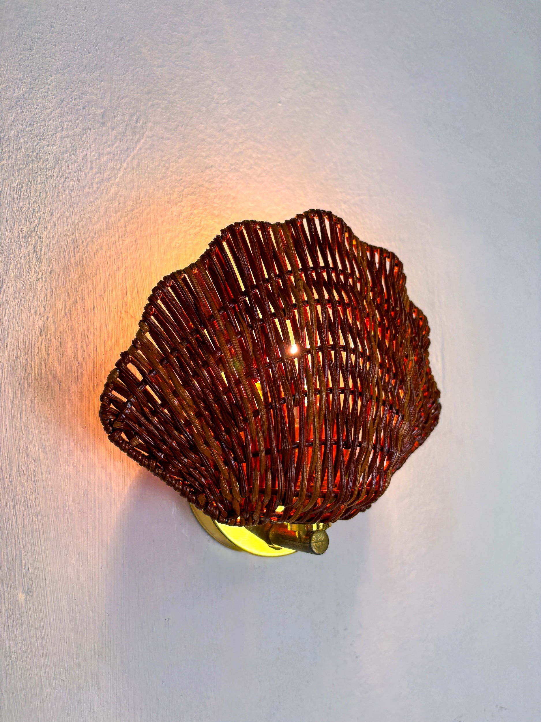 Pair of Shell-Shaped Wicker Wall Sconces – Rattan & Brass, Italy 1970