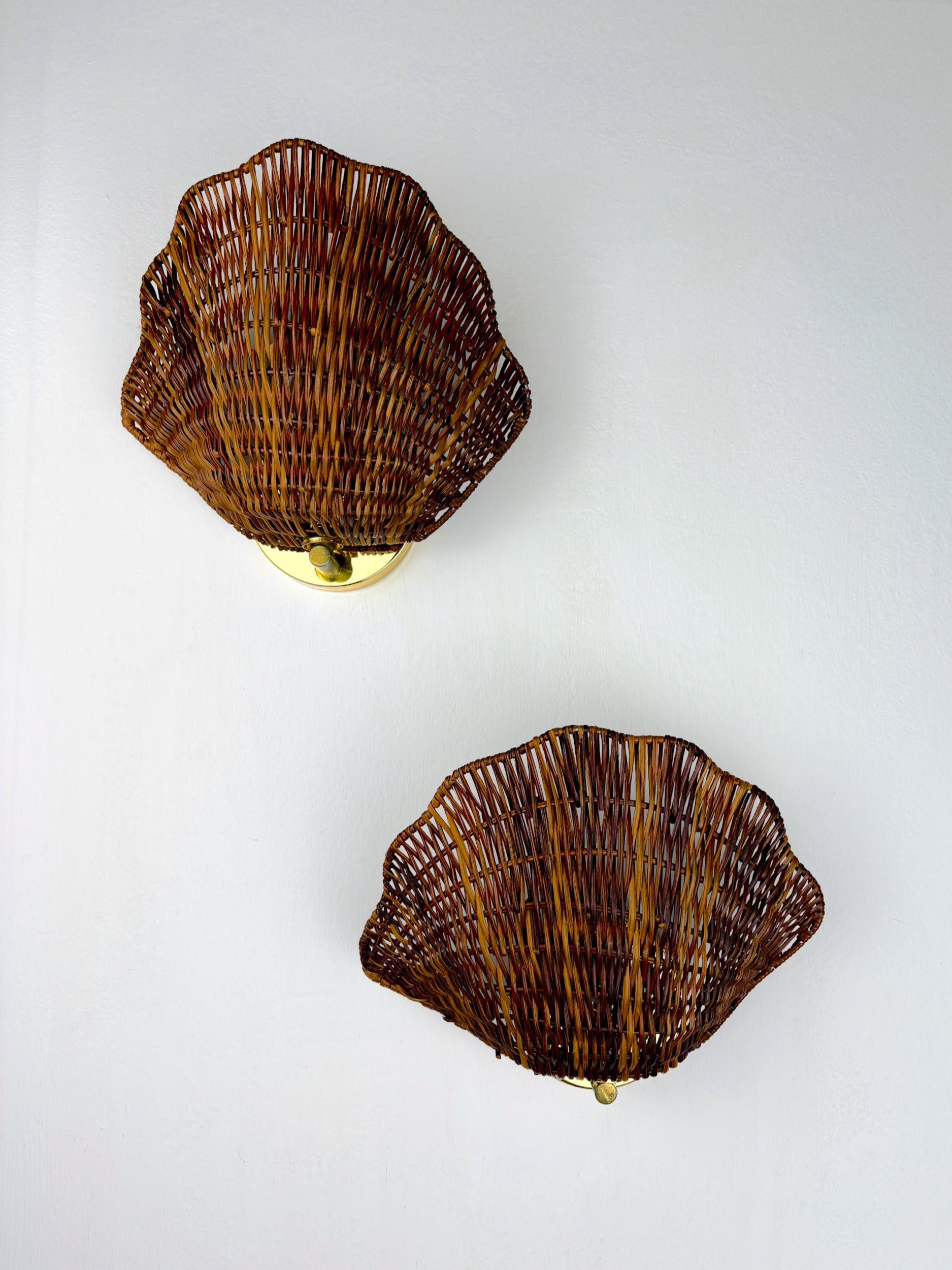 Pair of Shell-Shaped Wicker Wall Sconces – Rattan & Brass, Italy 1970s
