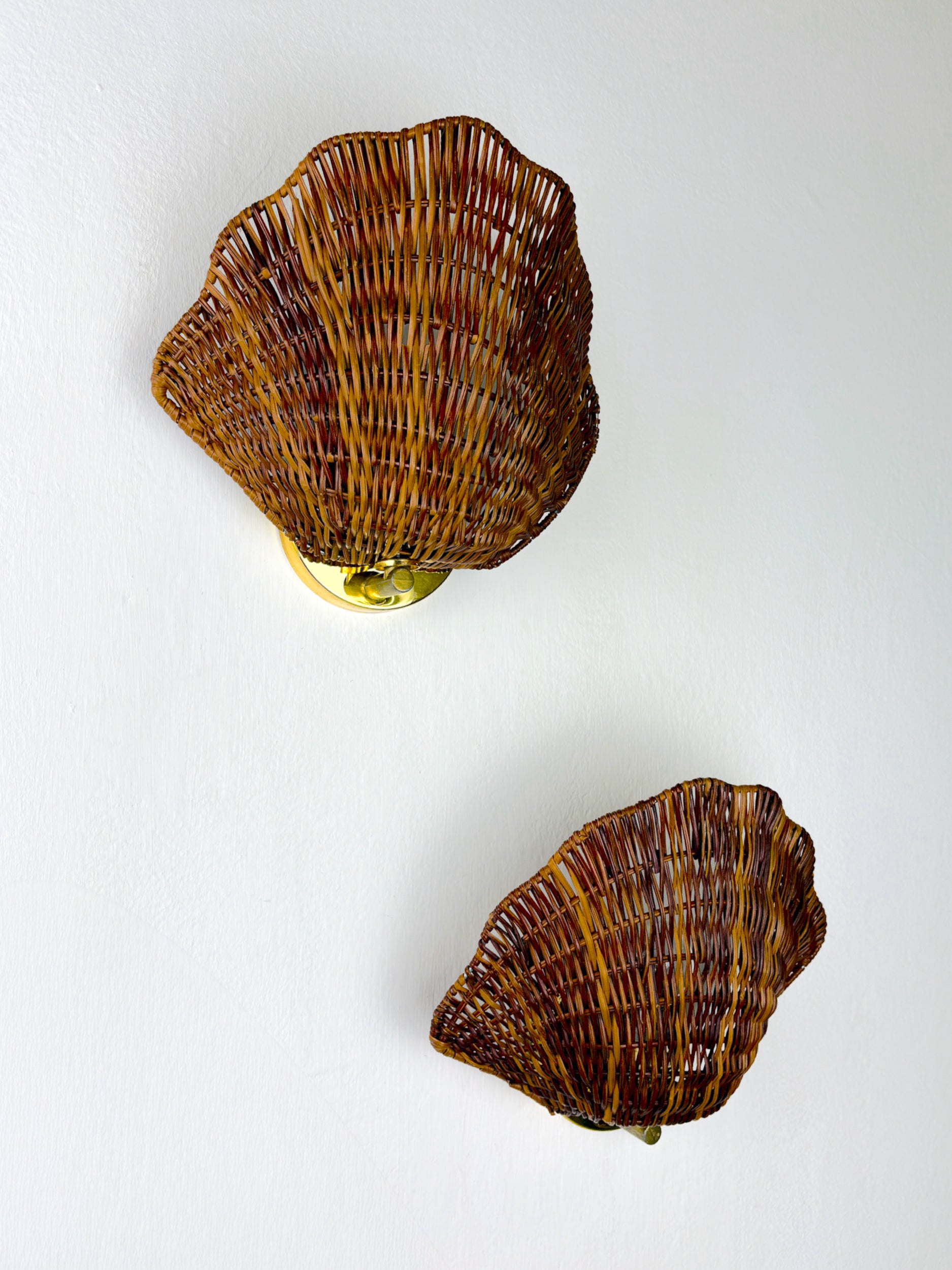 Pair of Shell-Shaped Wicker Wall Sconces – Rattan & Brass, Italy 1970s