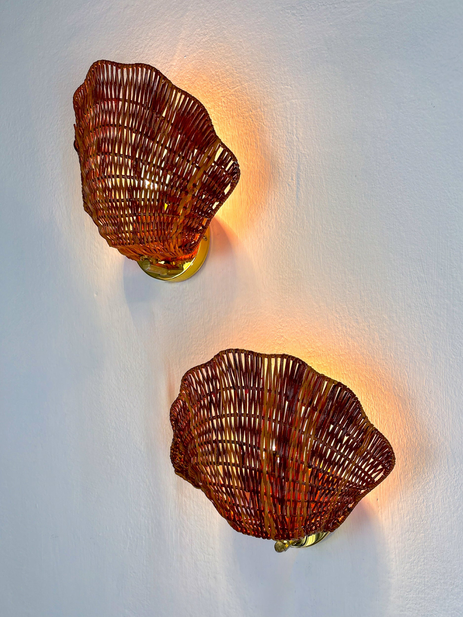 Pair of Shell-Shaped Wicker Wall Sconces – Rattan & Brass, Italy 1970s