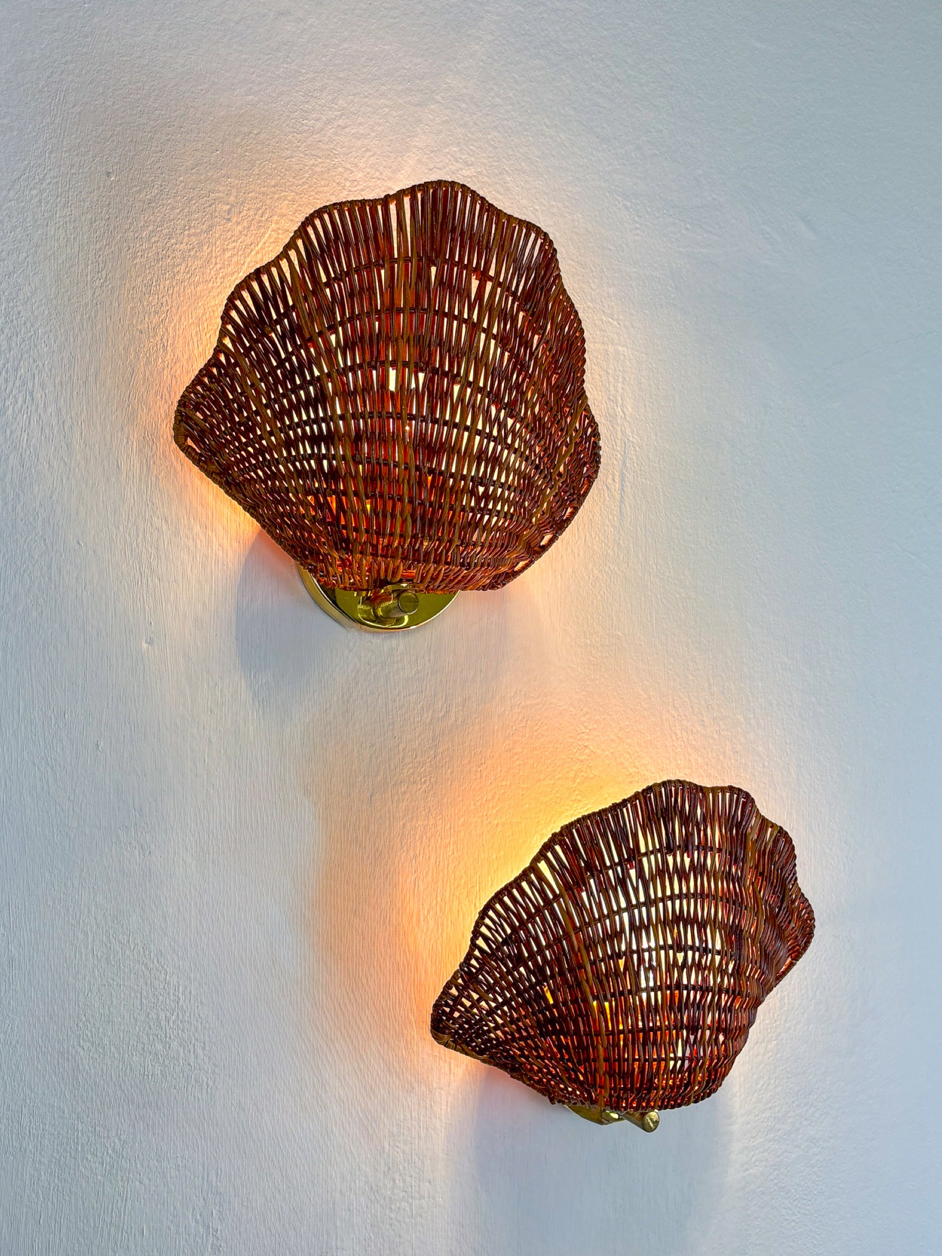 Pair of Shell-Shaped Wicker Wall Sconces – Rattan & Brass, Italy 1970s