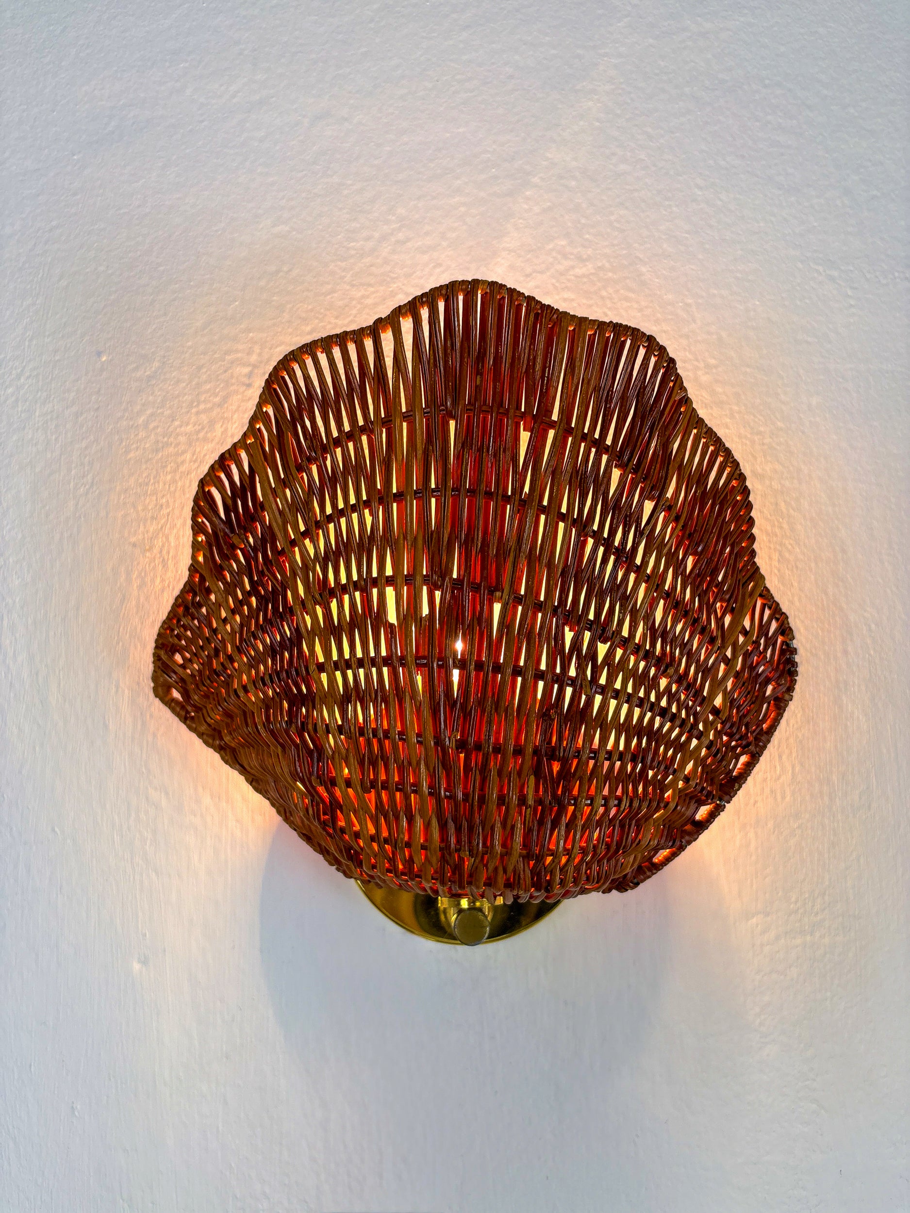 Pair of Shell-Shaped Wicker Wall Sconces – Rattan & Brass, Italy 1970s