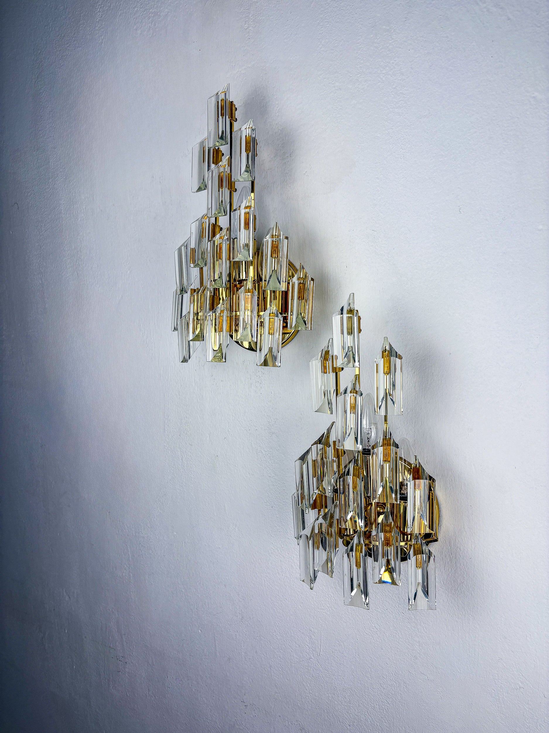 Pair of Oscar Torlasco wall sconces for Stilkronen, cut Murano glass, italy, 1970's