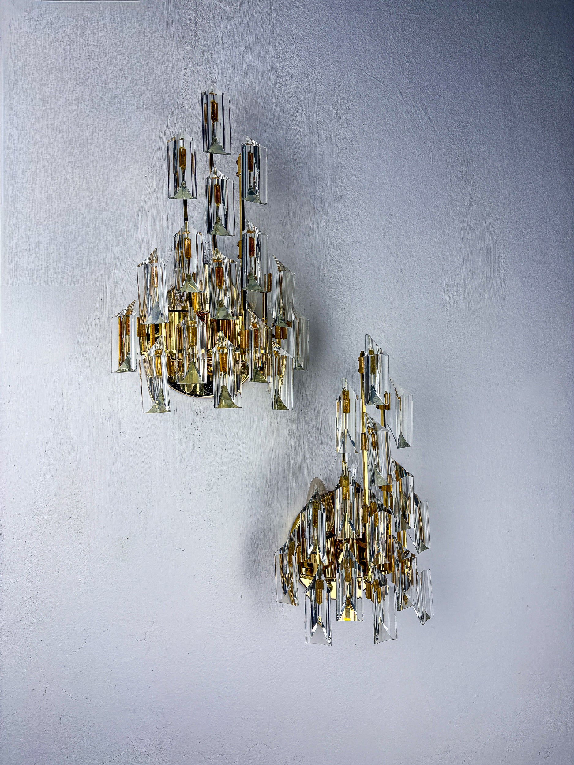 Pair of Oscar Torlasco wall sconces for Stilkronen, cut Murano glass, italy, 1970's