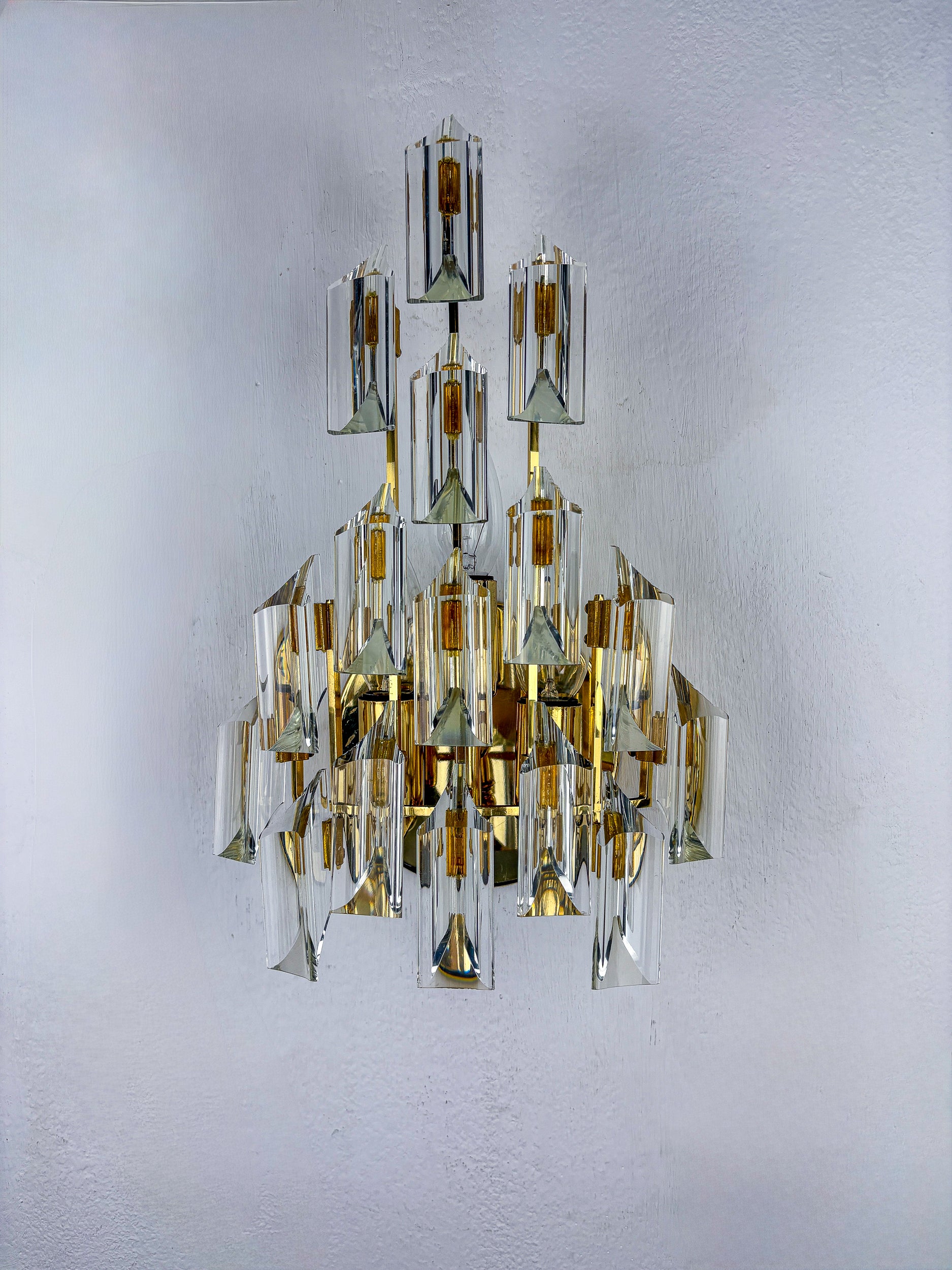 Pair of Oscar Torlasco wall sconces for Stilkronen, cut Murano glass, italy, 1970's