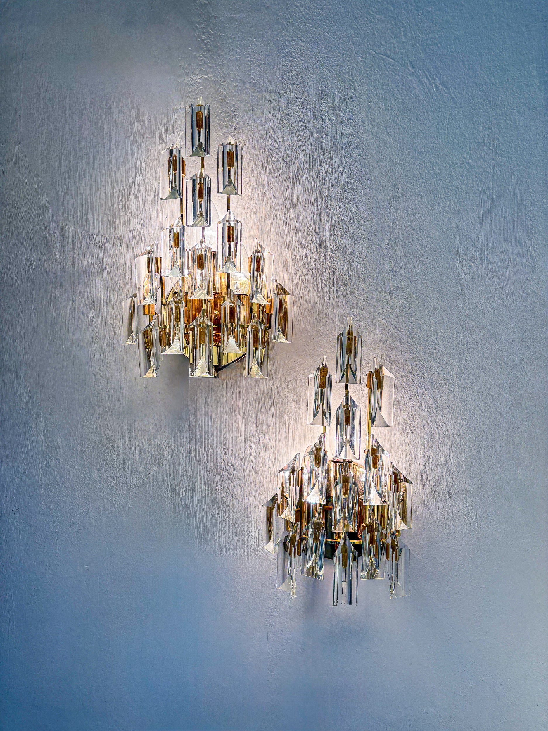 Pair of Oscar Torlasco wall sconces for Stilkronen, cut Murano glass, italy, 1970's