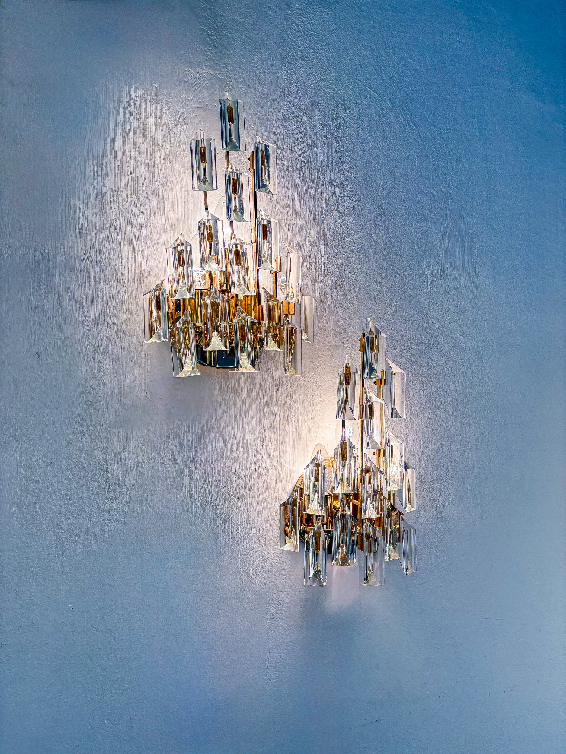 Pair of Oscar Torlasco wall sconces for Stilkronen, cut Murano glass, italy, 1970's