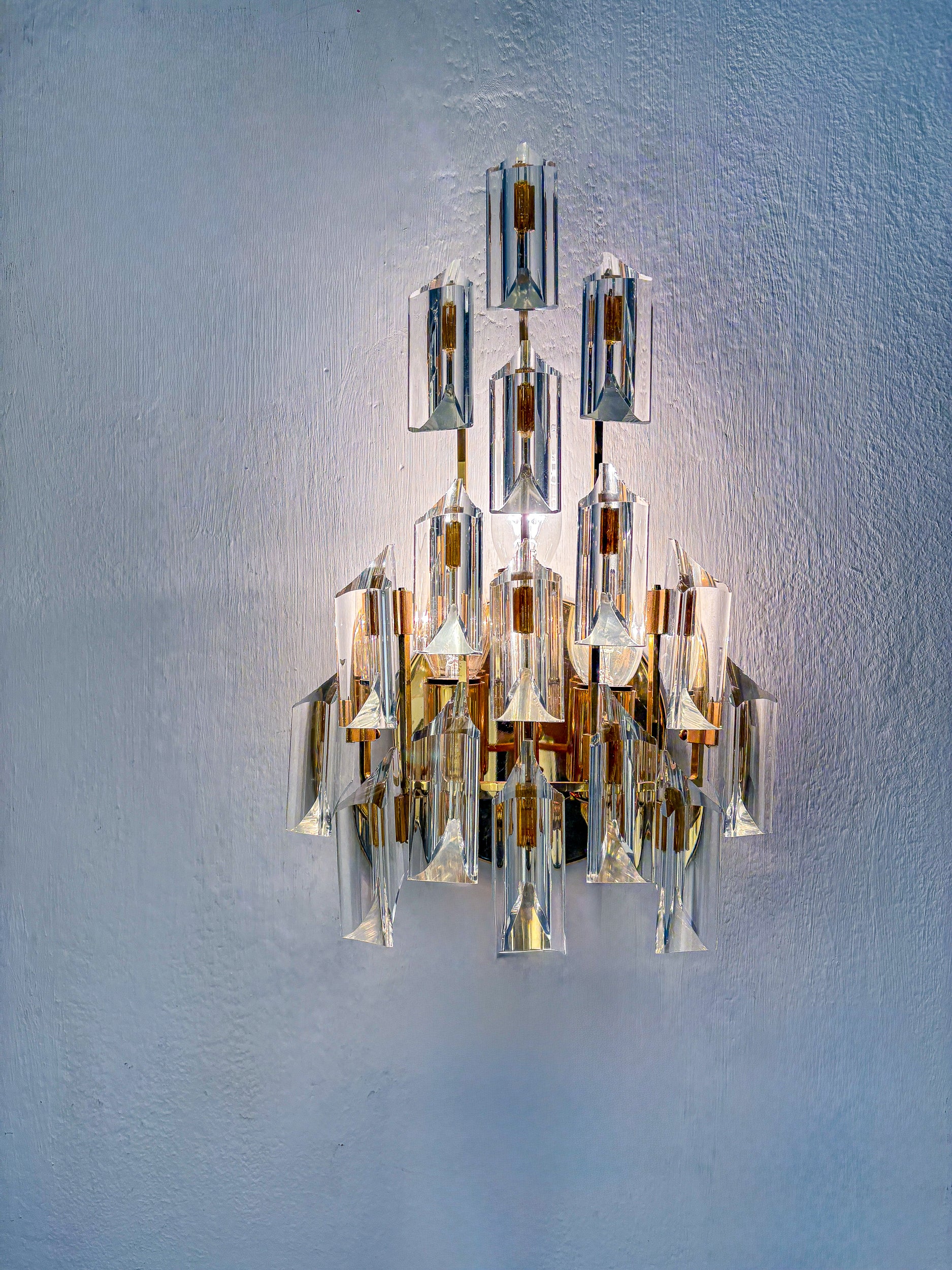 Pair of Oscar Torlasco wall sconces for Stilkronen, cut Murano glass, italy, 1970's