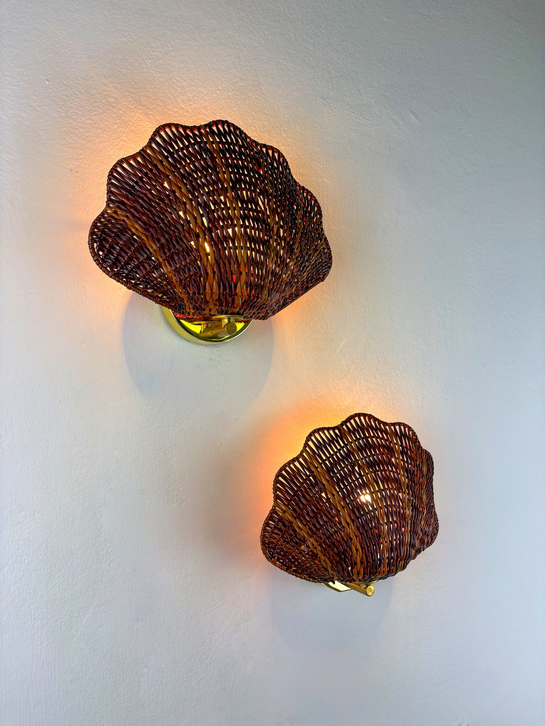 Pair of Shell-Shaped Wicker Wall Lights, Rattan & Brass, 1980's, Italy