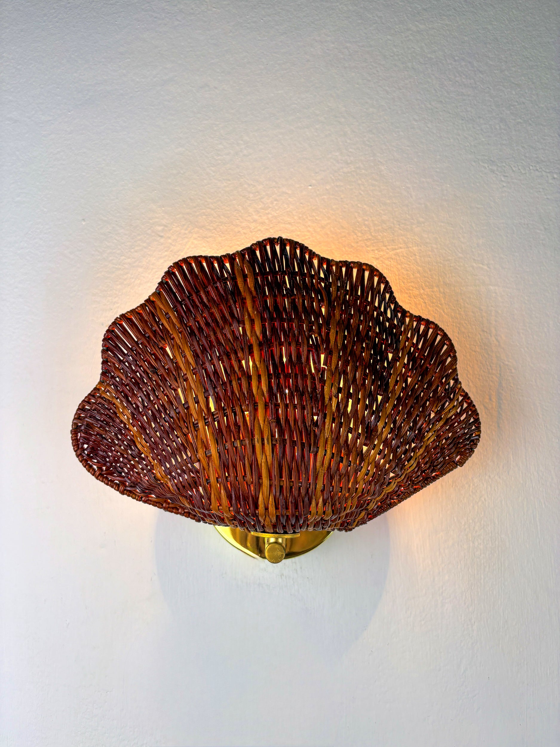 Pair of Shell-Shaped Wicker Wall Lights, Rattan & Brass, 1980's, Italy