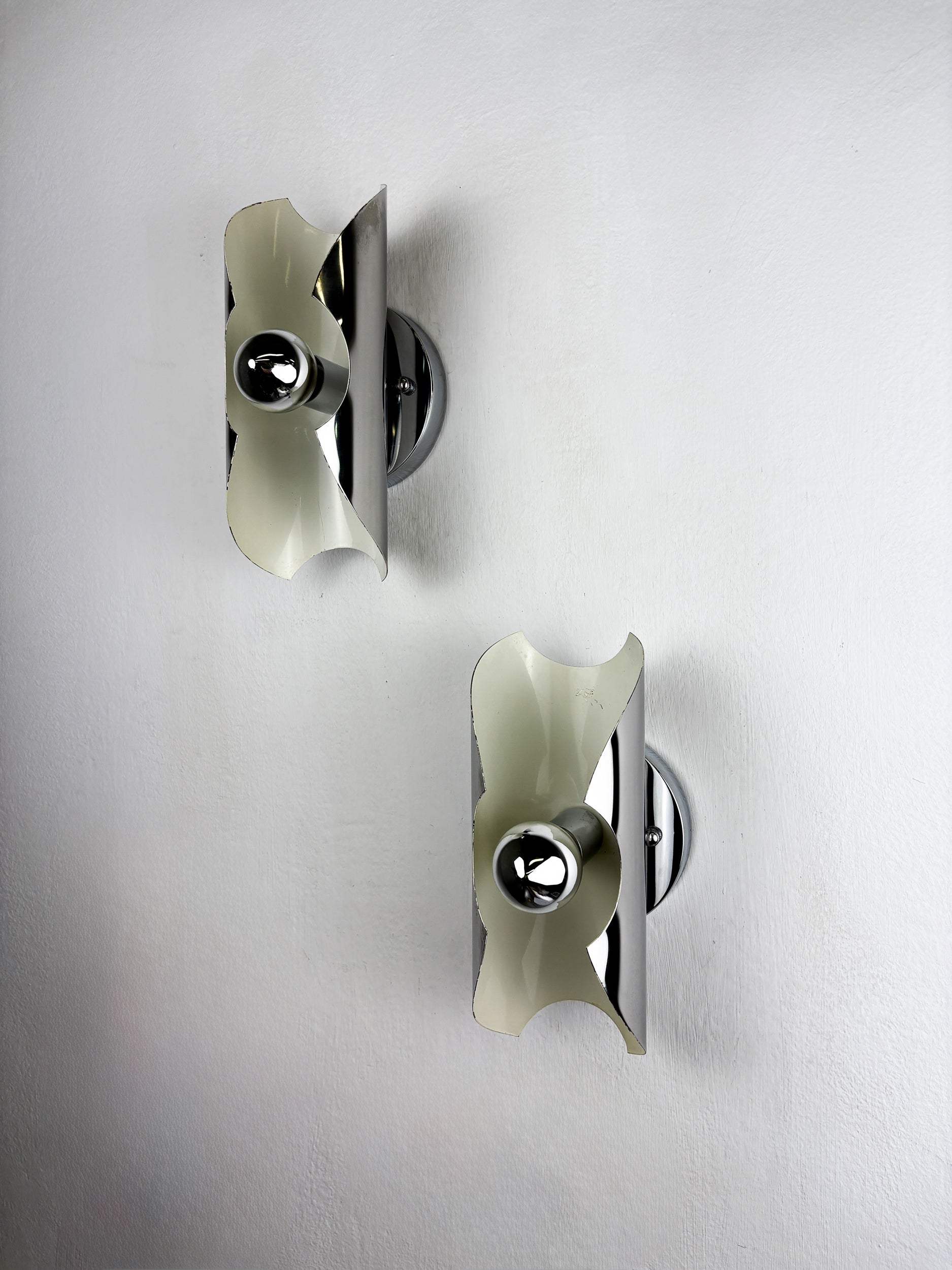 Pair of "folio" wall lights, space age, chromed metal, Italy, Circa 1970's