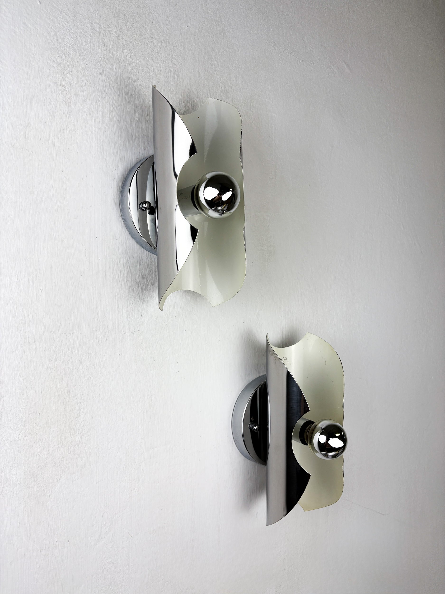 Pair of "folio" wall lights, space age, chromed metal, Italy, Circa 1970's